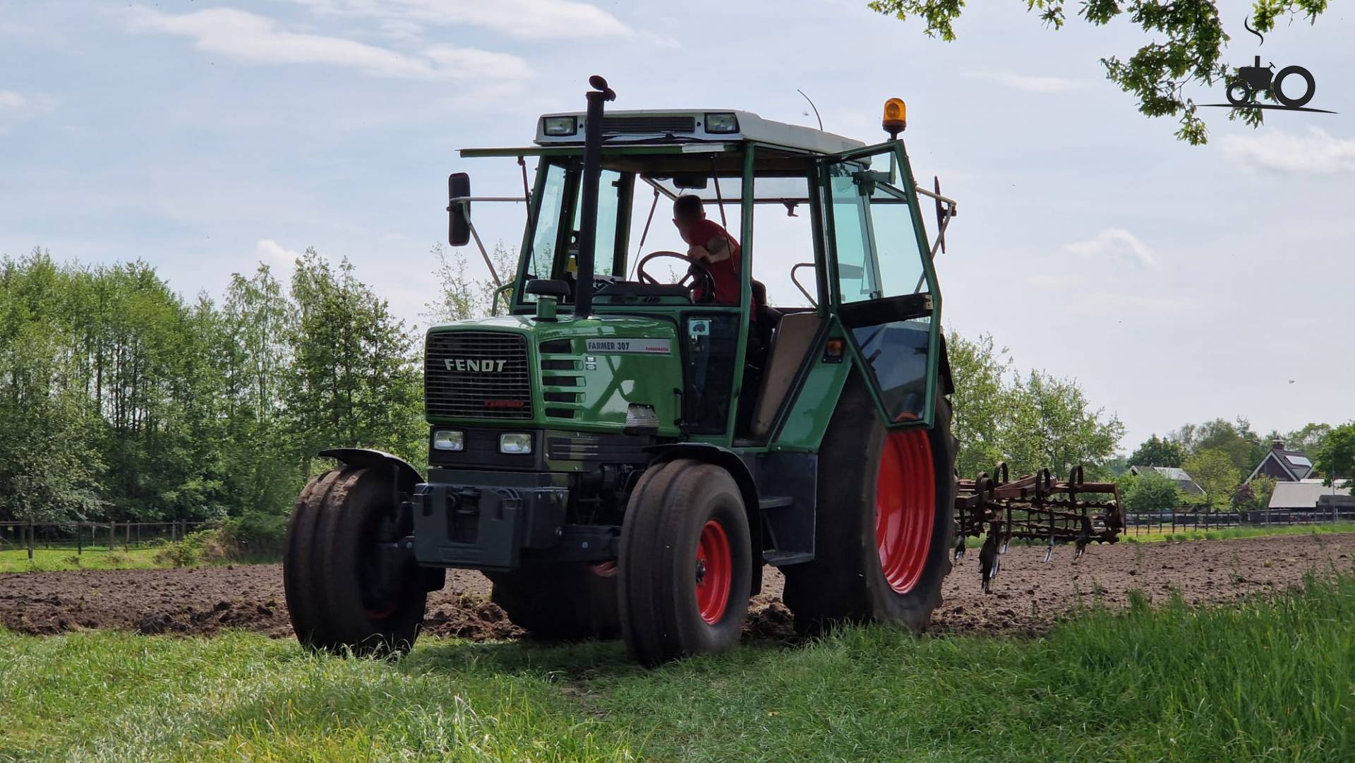 Fendt 307 tractor op maisland