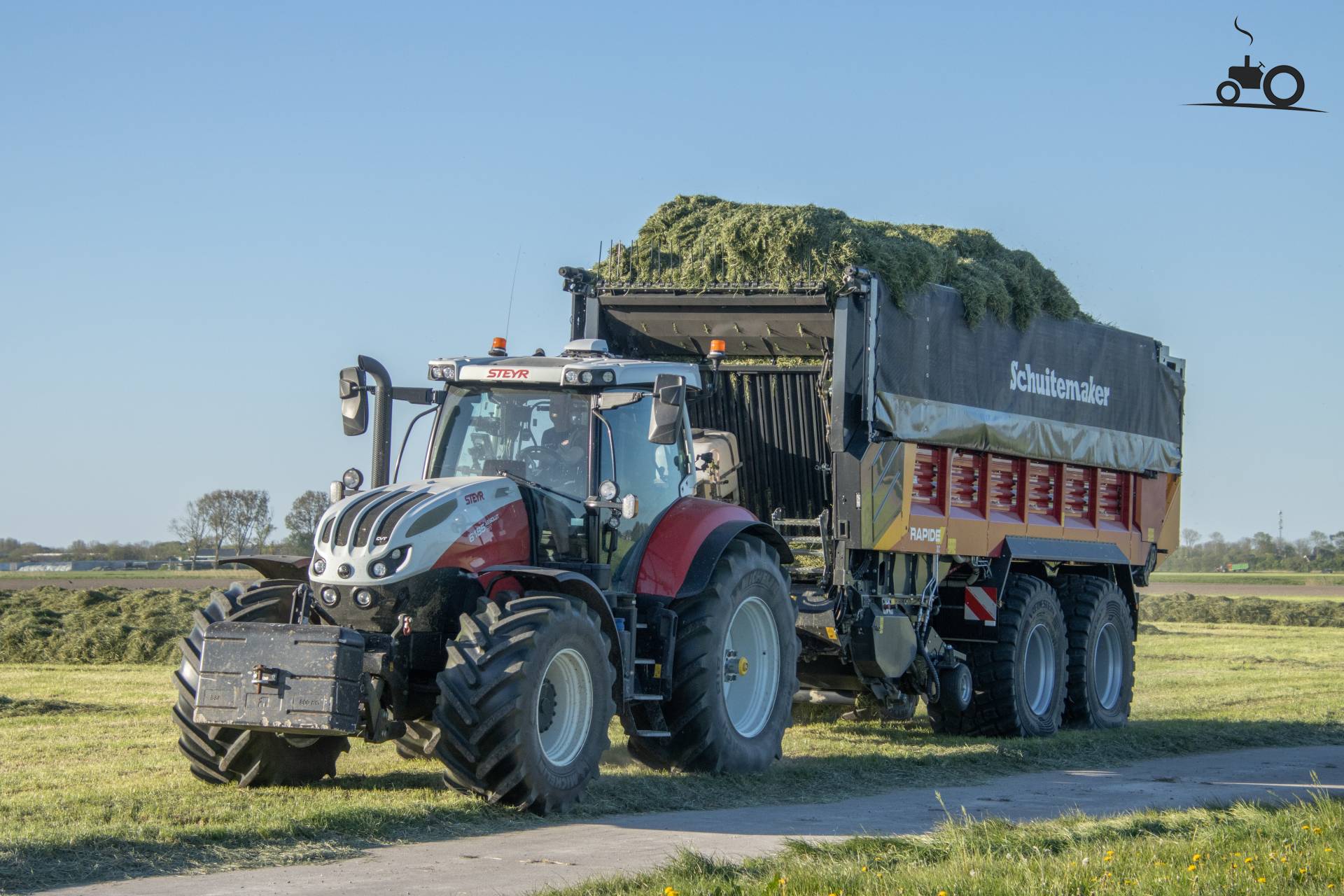 Le Steyr Absolut 6185 CVT est en plein boulot pour la première fauche