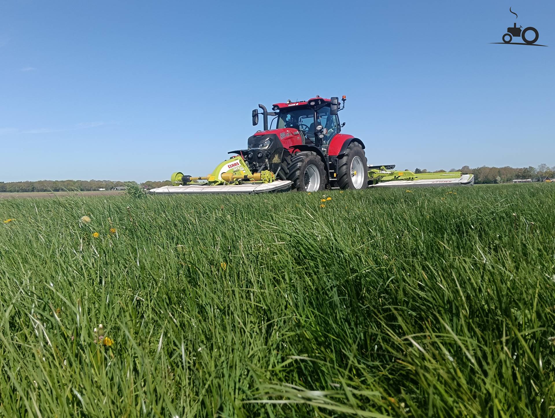 Mowing with a Case Puma 200 and a Claas Disco