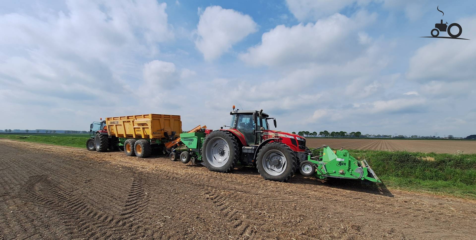 Team MF aan het aardappels planten