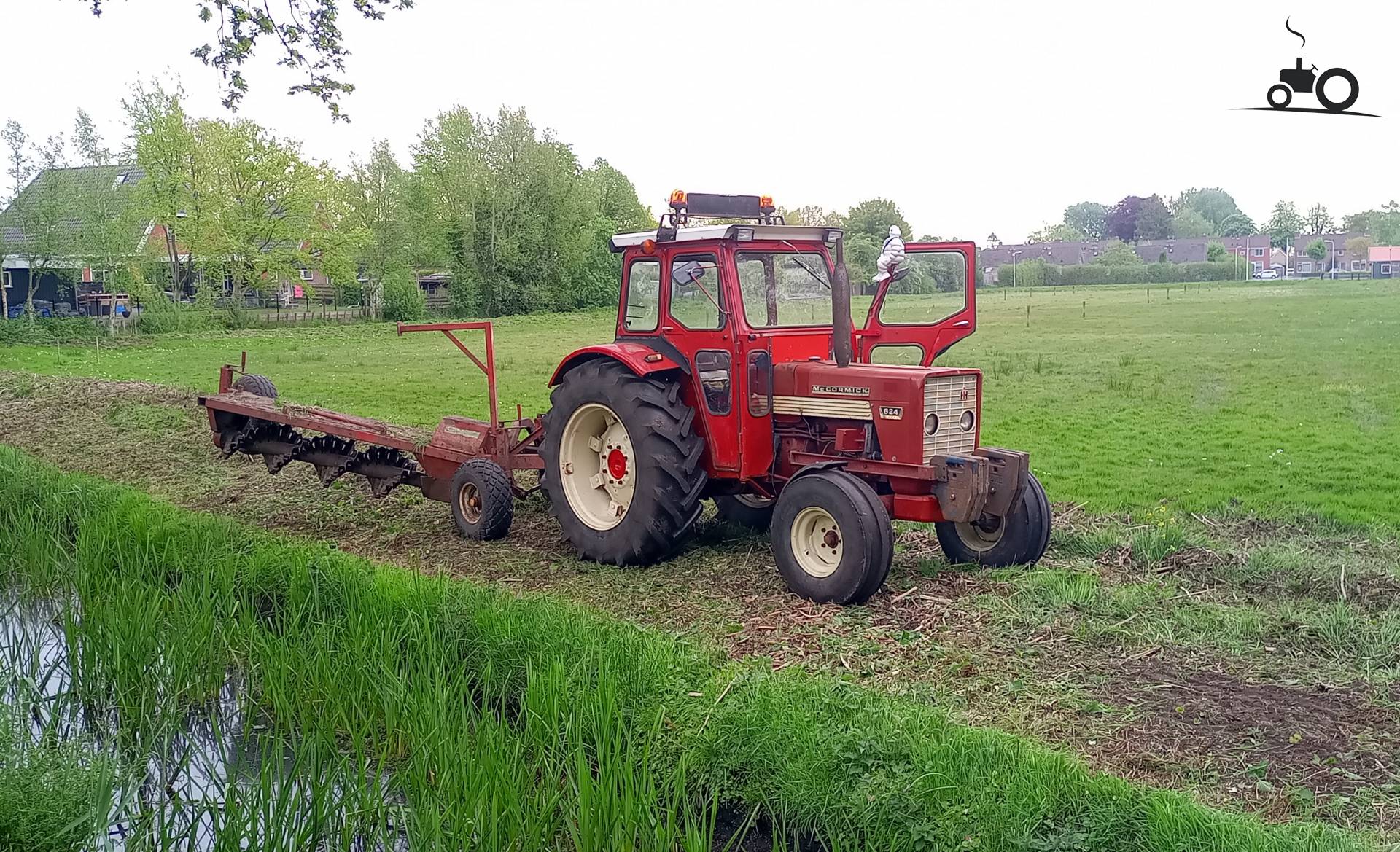 International 624 met Bos walkantfrees
