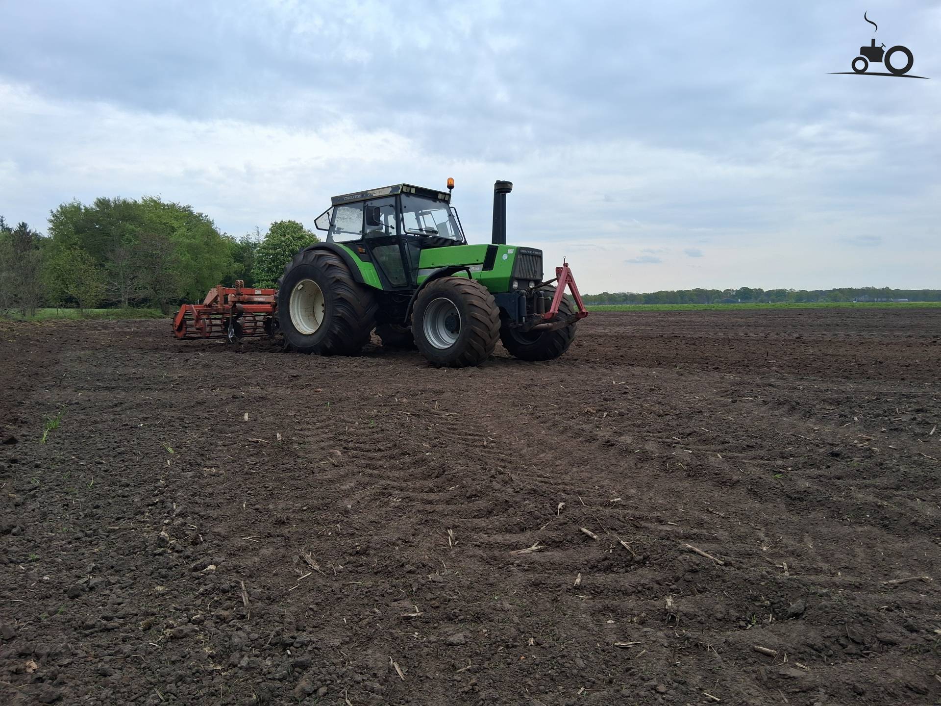 Deutz dx6.10 met Howard vleugelschaarcultivator 