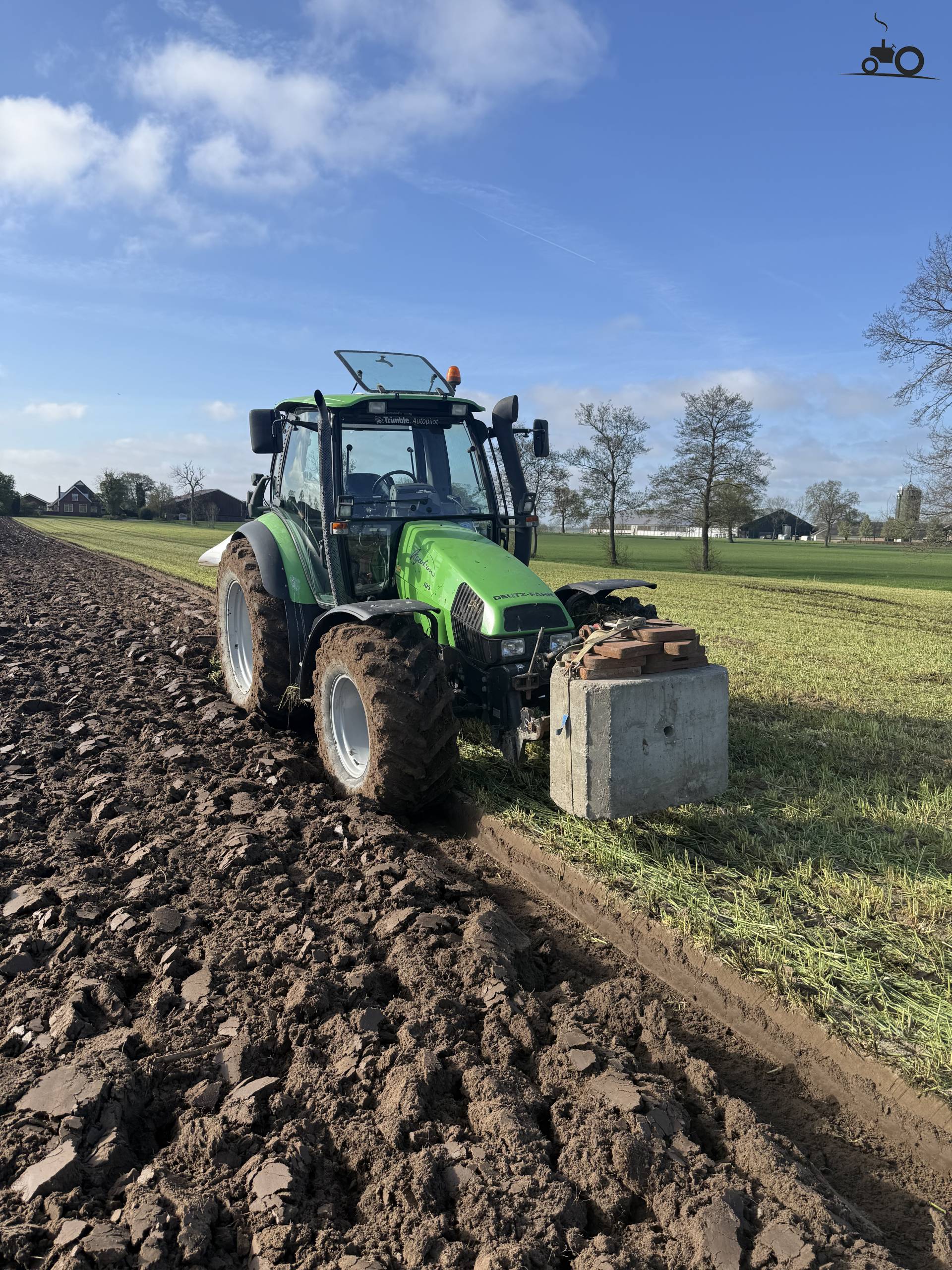 Deutz-Fahr Agrotron 105 ploegt voor mais