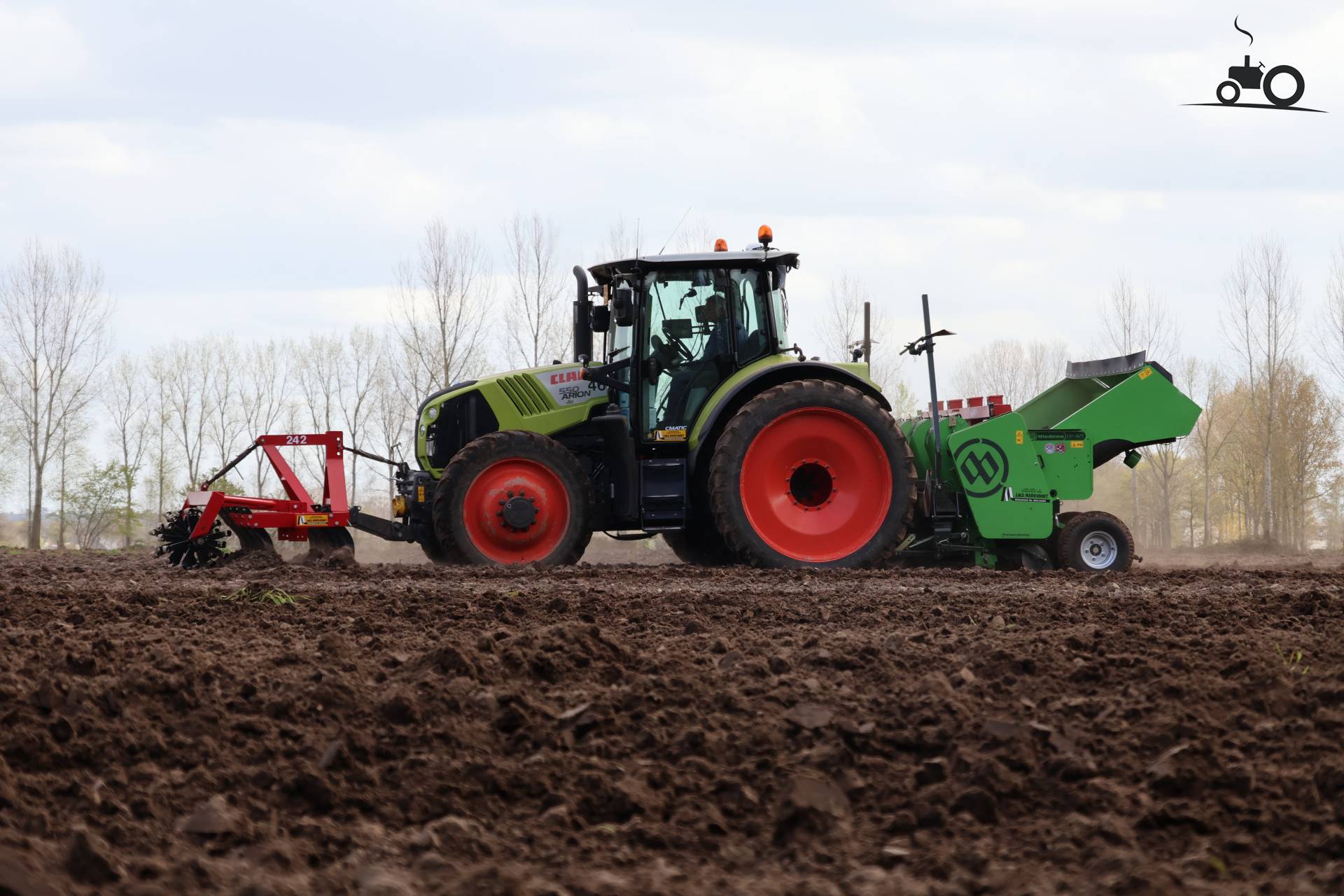 Claas Arion 550 with a Miedema planter