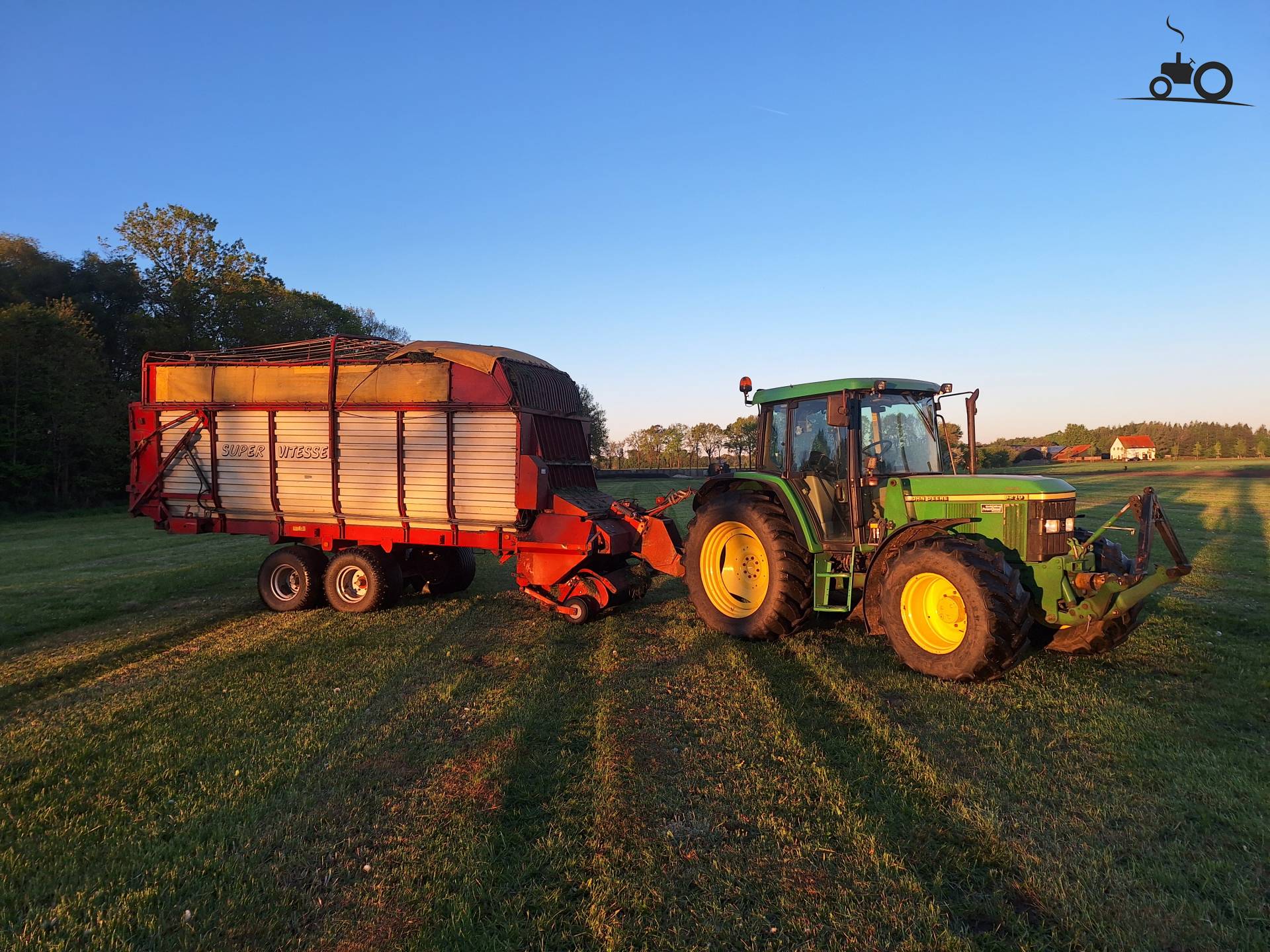 Inkuilen met John Deere 6210 en Strautmann opraapwagen