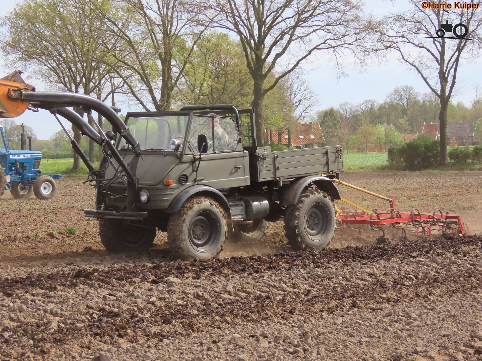 Unimog 406. tijdens werkdag met oldtimers in Meddo