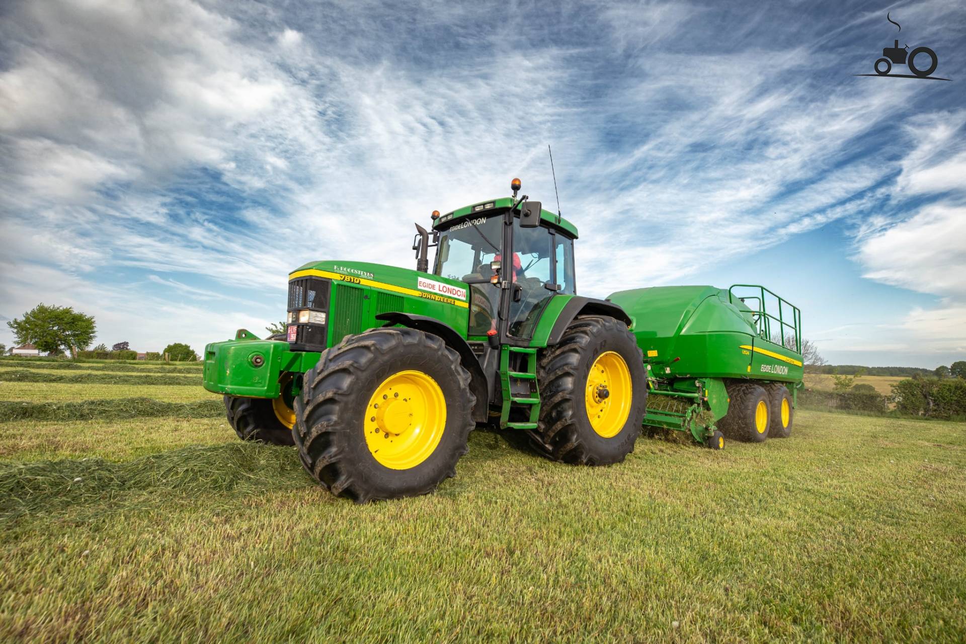 Tracteur John Deere 7810 avec presse à grosses balles L1524
