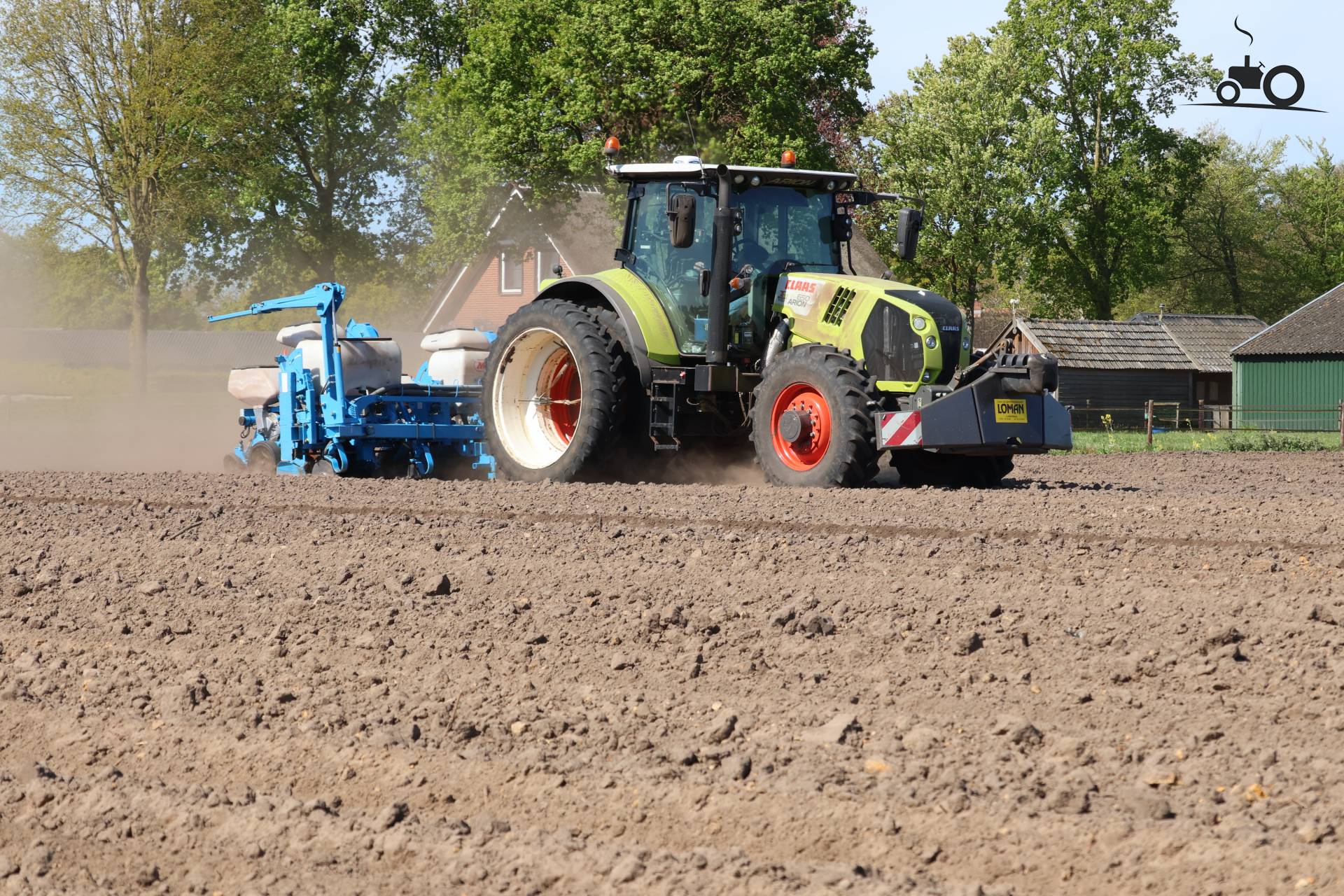 L'entreprise de travaux agricoles Loman sème du maïs à Luttenberg