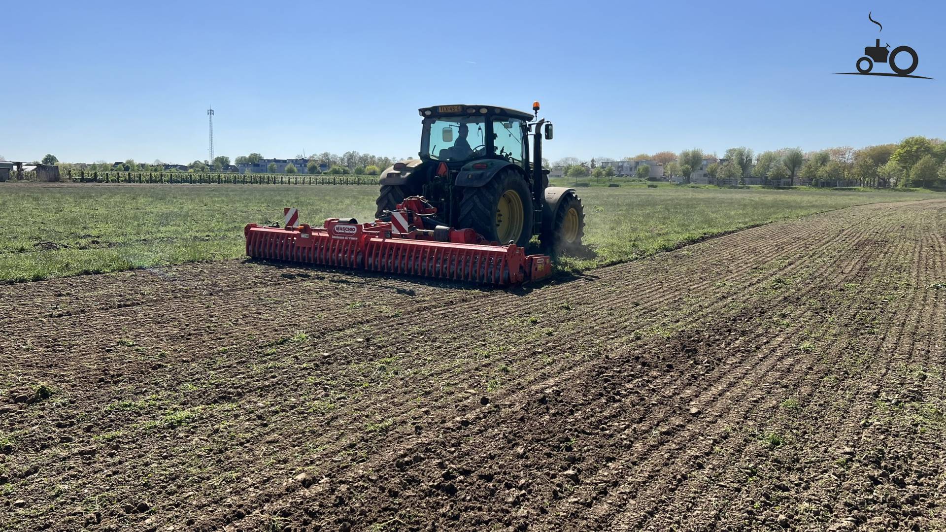 John Deere 6105R avec une herse rotative Maschio Gaspardo