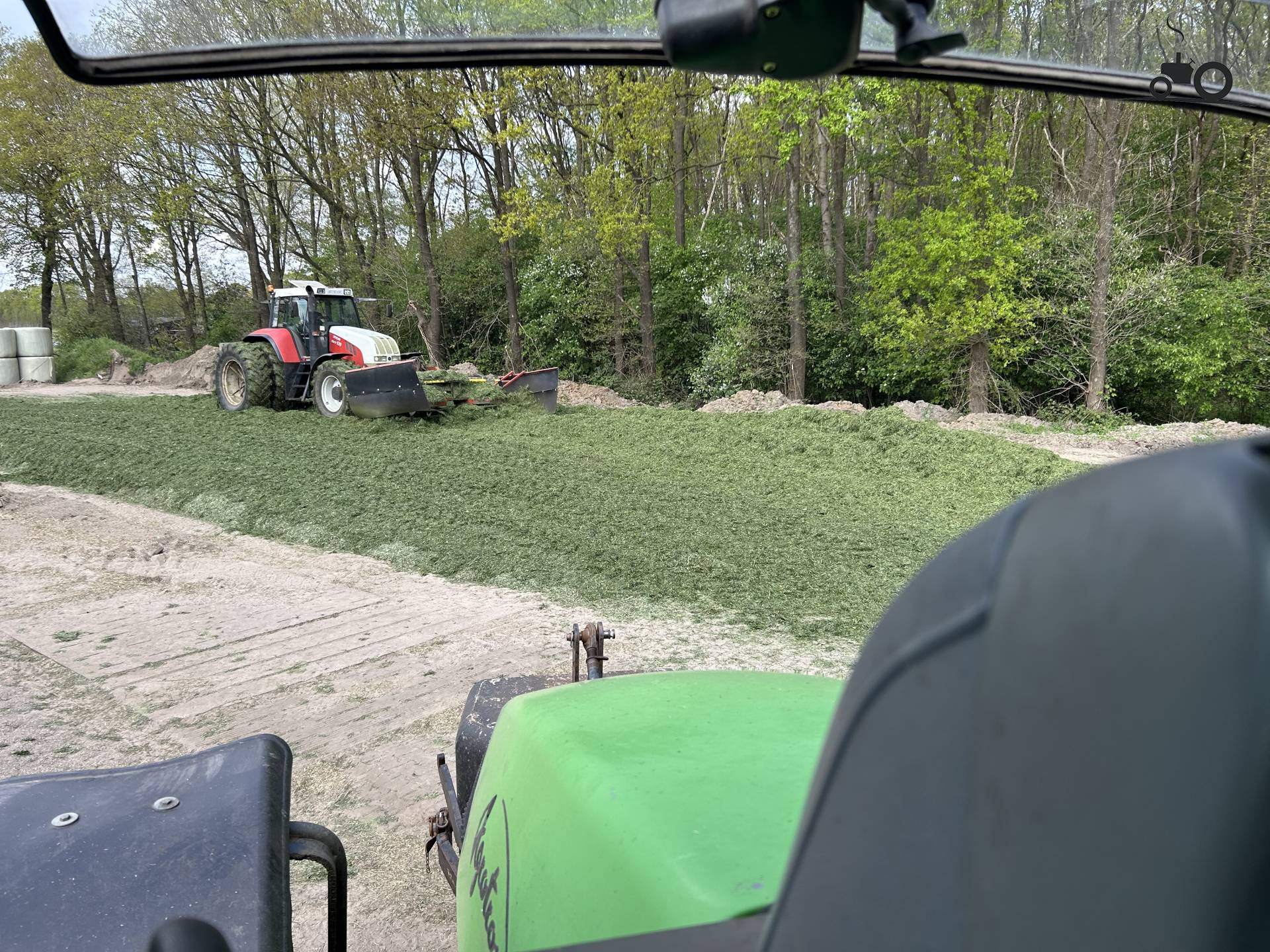Épandage avec un tracteur Steyr pendant la première fauche