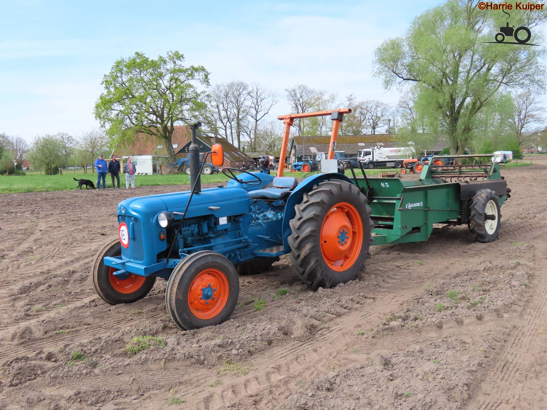 Fordson Dexta tractor op werkdag in Meddo