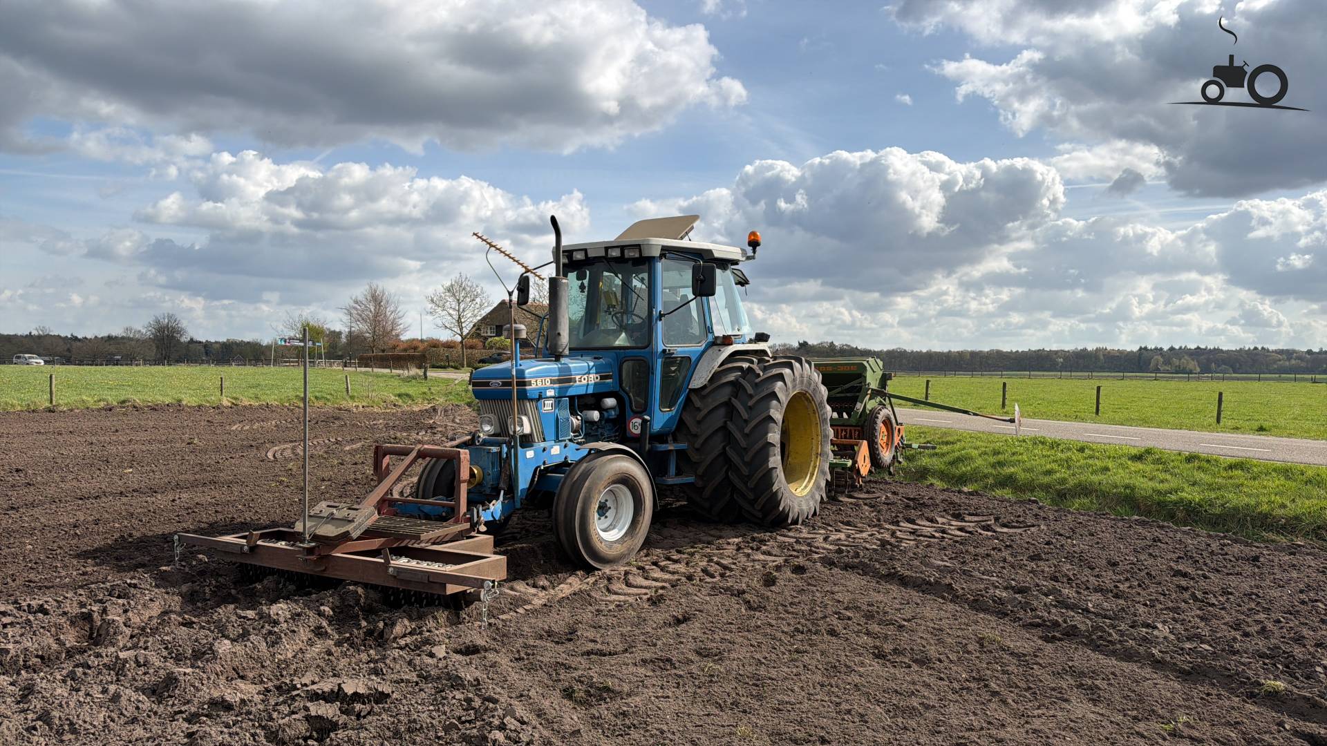 Ford 5610 tractor met tarwe zaaien