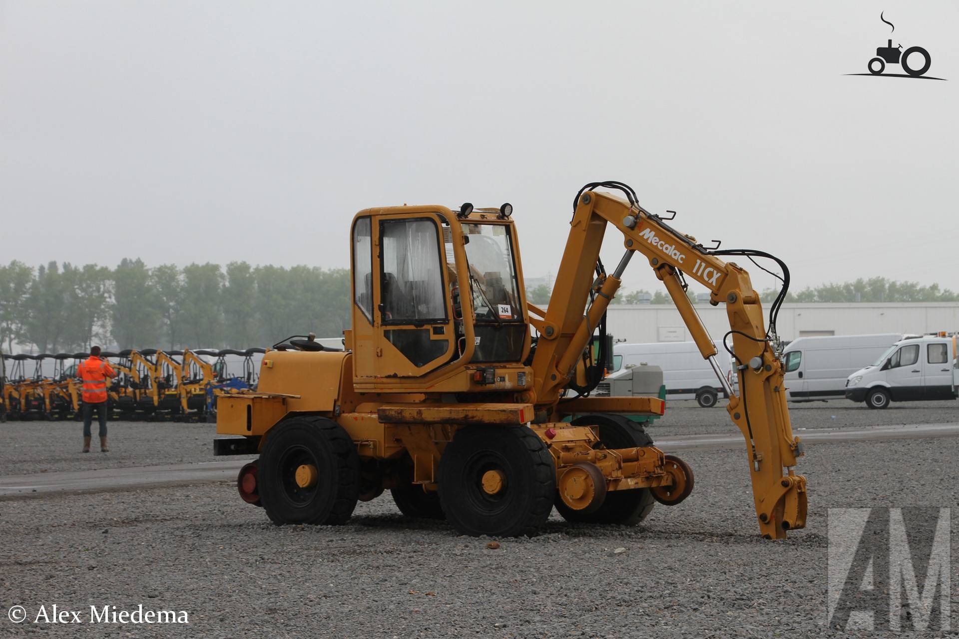 Mecalac 11CX weg-spoor graafmachine
