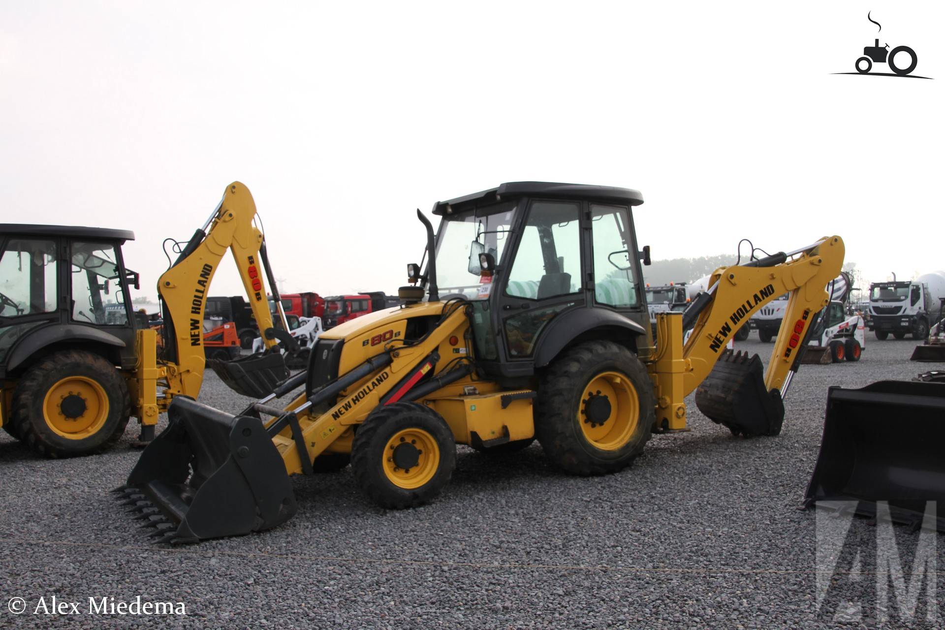 New Holland B80B-SS graaflaadmachine in Moerdijk