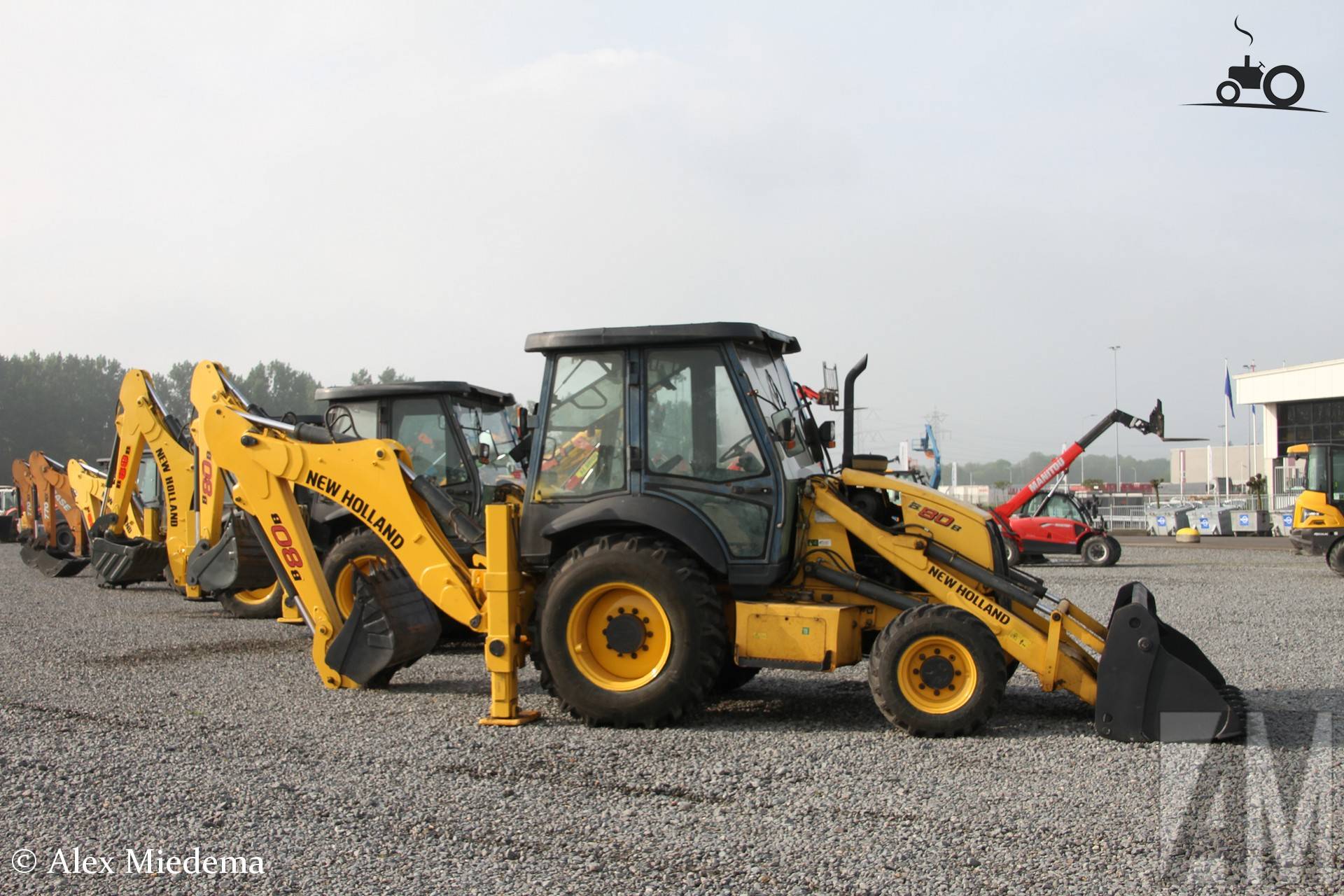 Mooi rijtje New Holland B80B graaf-laad-combinaties