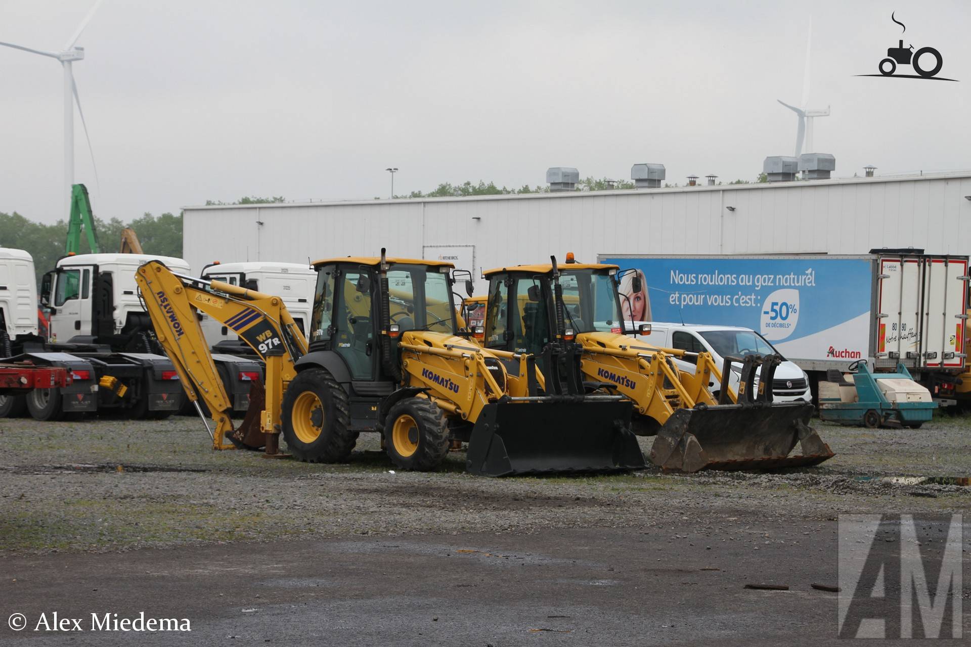 Komatsu WB97R graaflaadmachines in Moerdijk