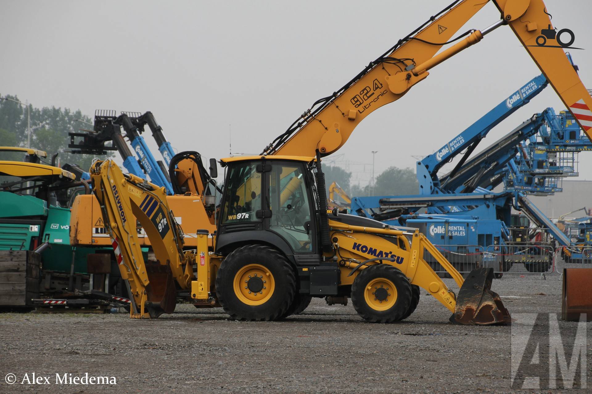 Komatsu WB97R graaf-laad-combinatie