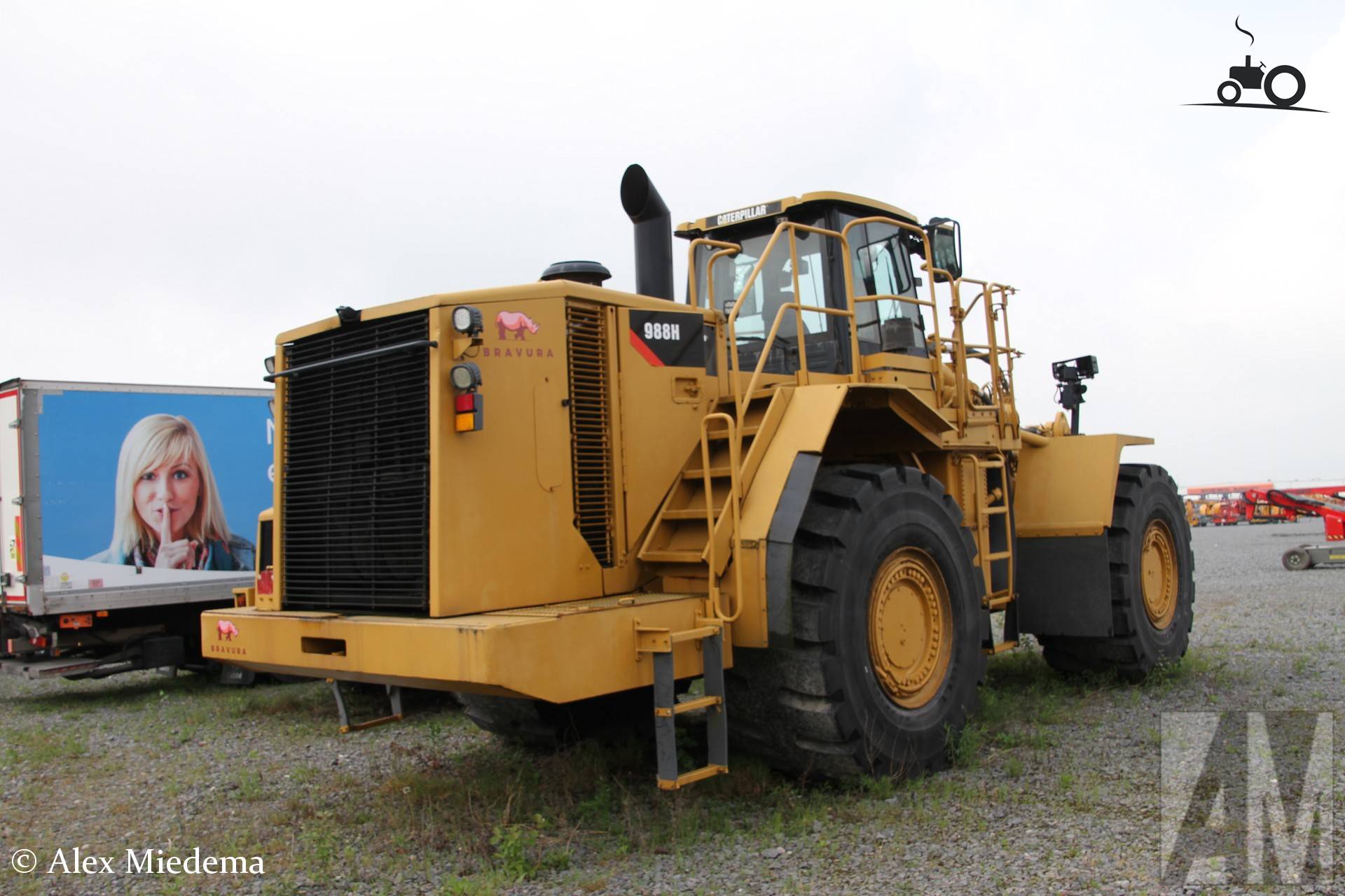 Vers geverfde Caterpillar 988H in Moerdijk