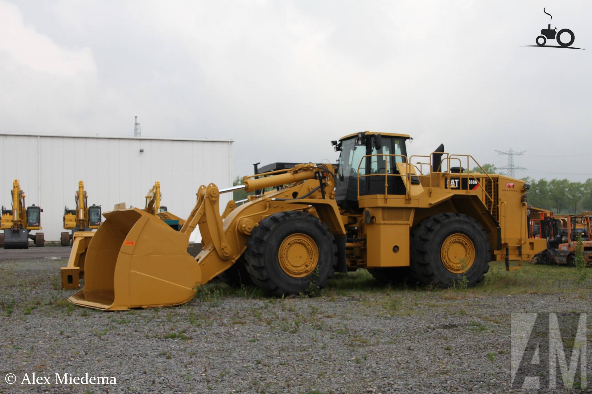 Vers geverfde Caterpillar 988H in Moerdijk