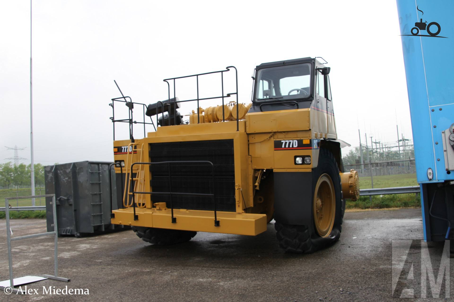Caterpillar 777D met lekke band in Moerdijk
