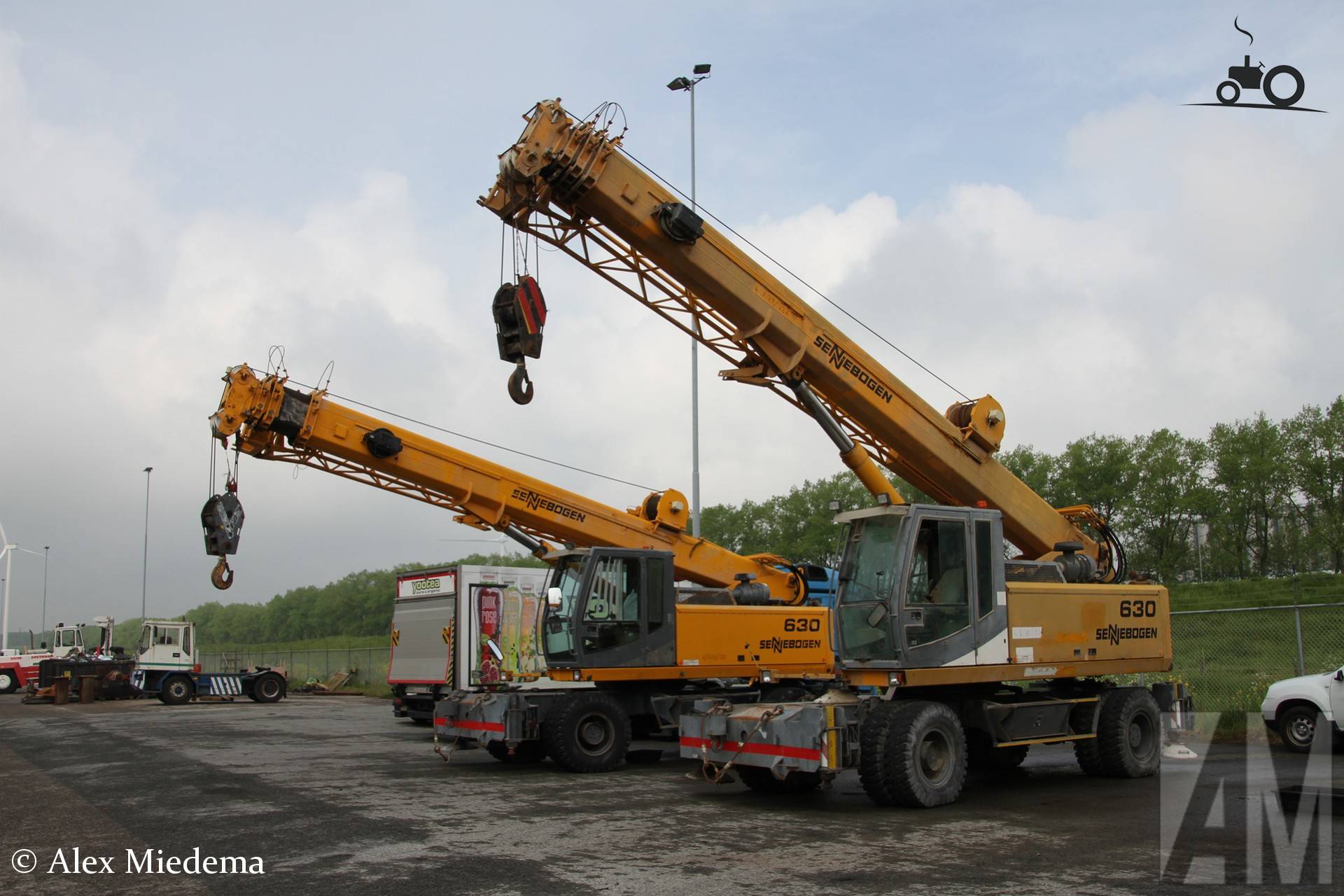 Twee Sennebogen 630 kranen in Moerdijk