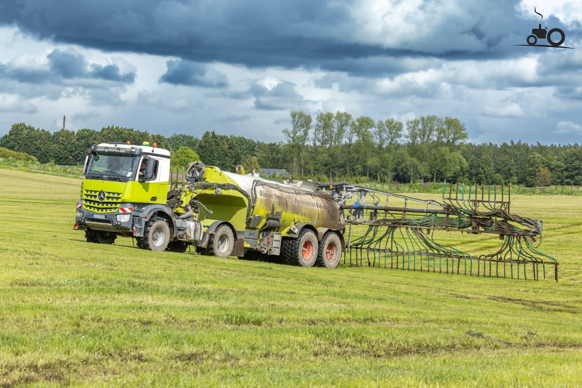 Dünger-Jumbo van Reimer Agrarservice bij bemesten