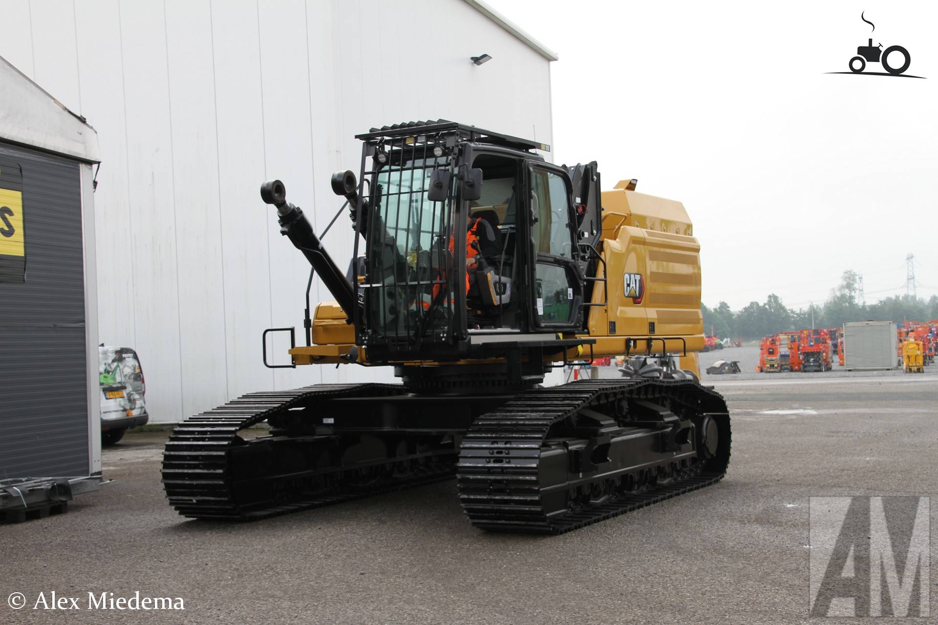Caterpillar graafmachine zonder giek bij spuiterij