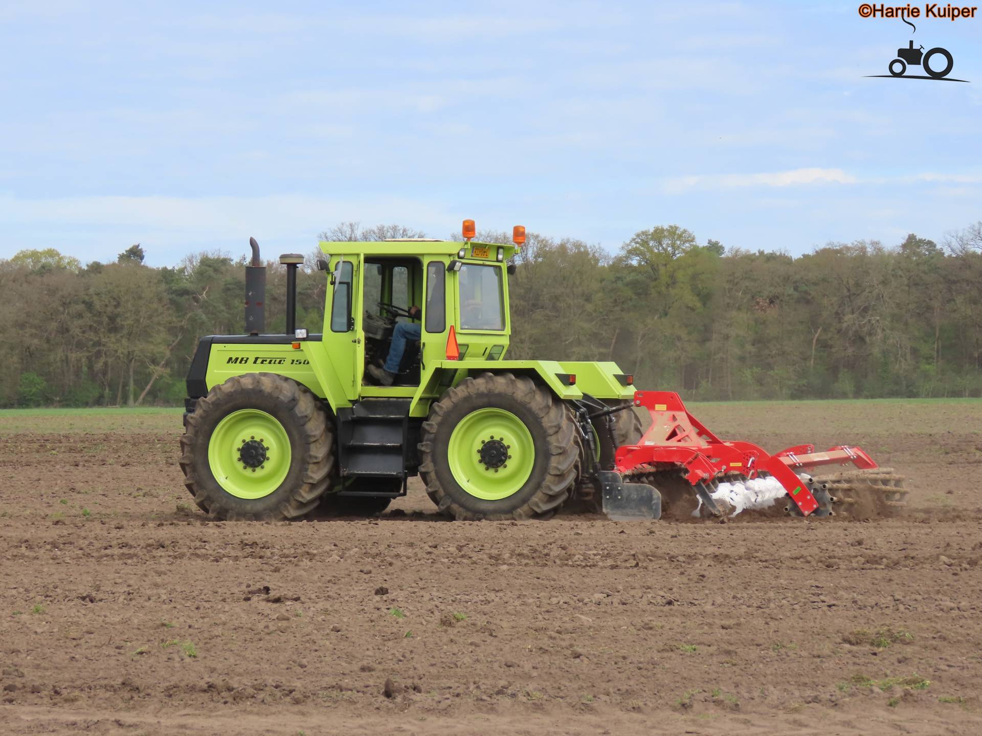 Classic MB Trac 1500 at a workday in Meddo