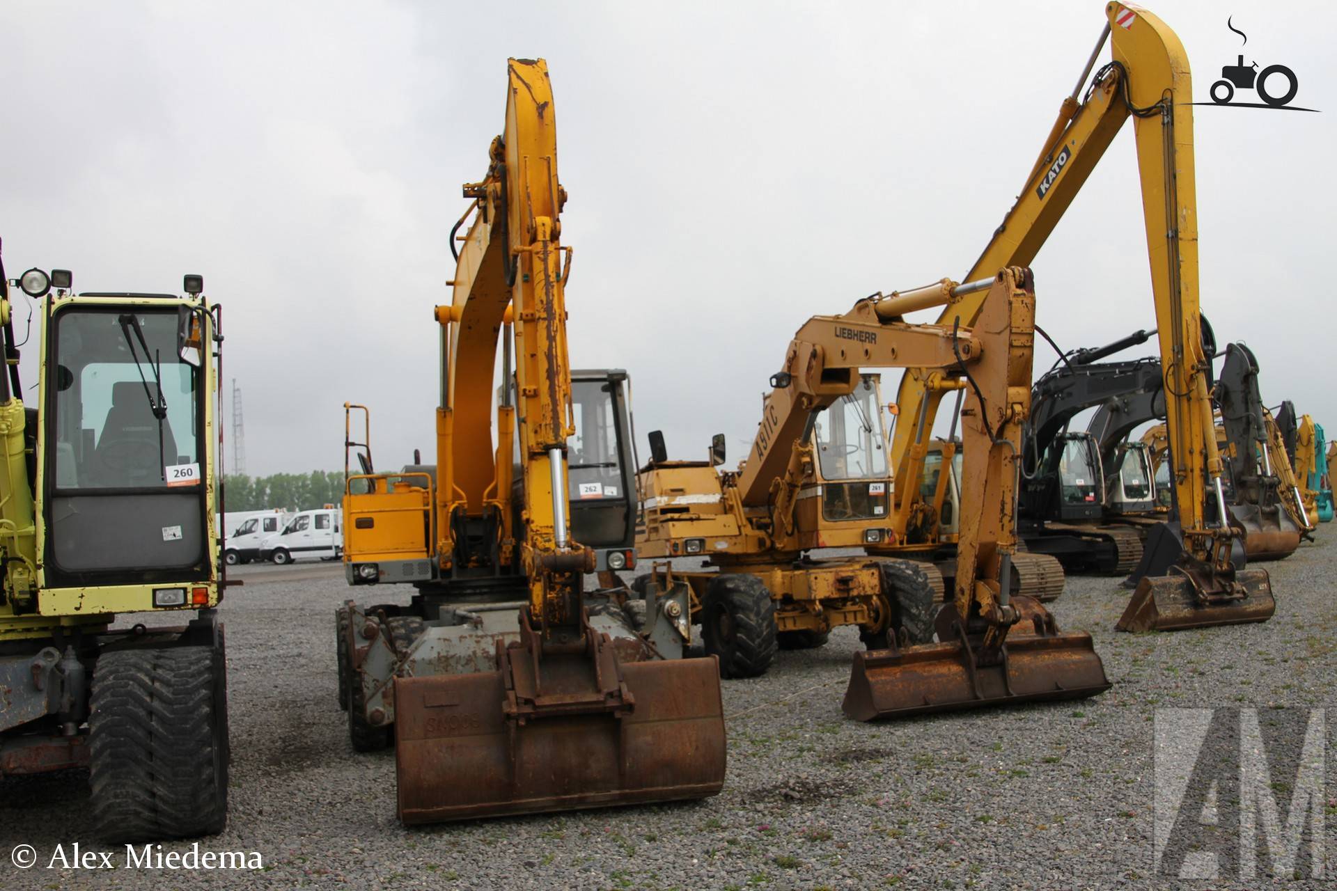 Liebherr A911 en JCB JS130W op veiling Moerdijk