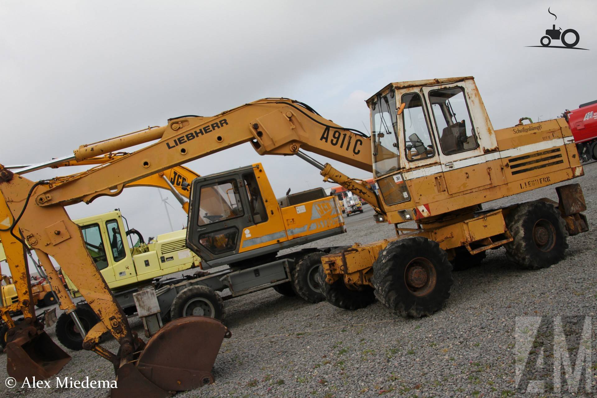 Liebherr A911 en JCB JS130W op Benelux veiling