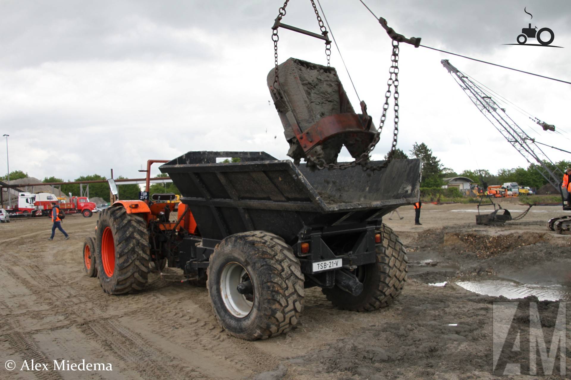 Fiat 750 geladen door dragline van Jac. Caron