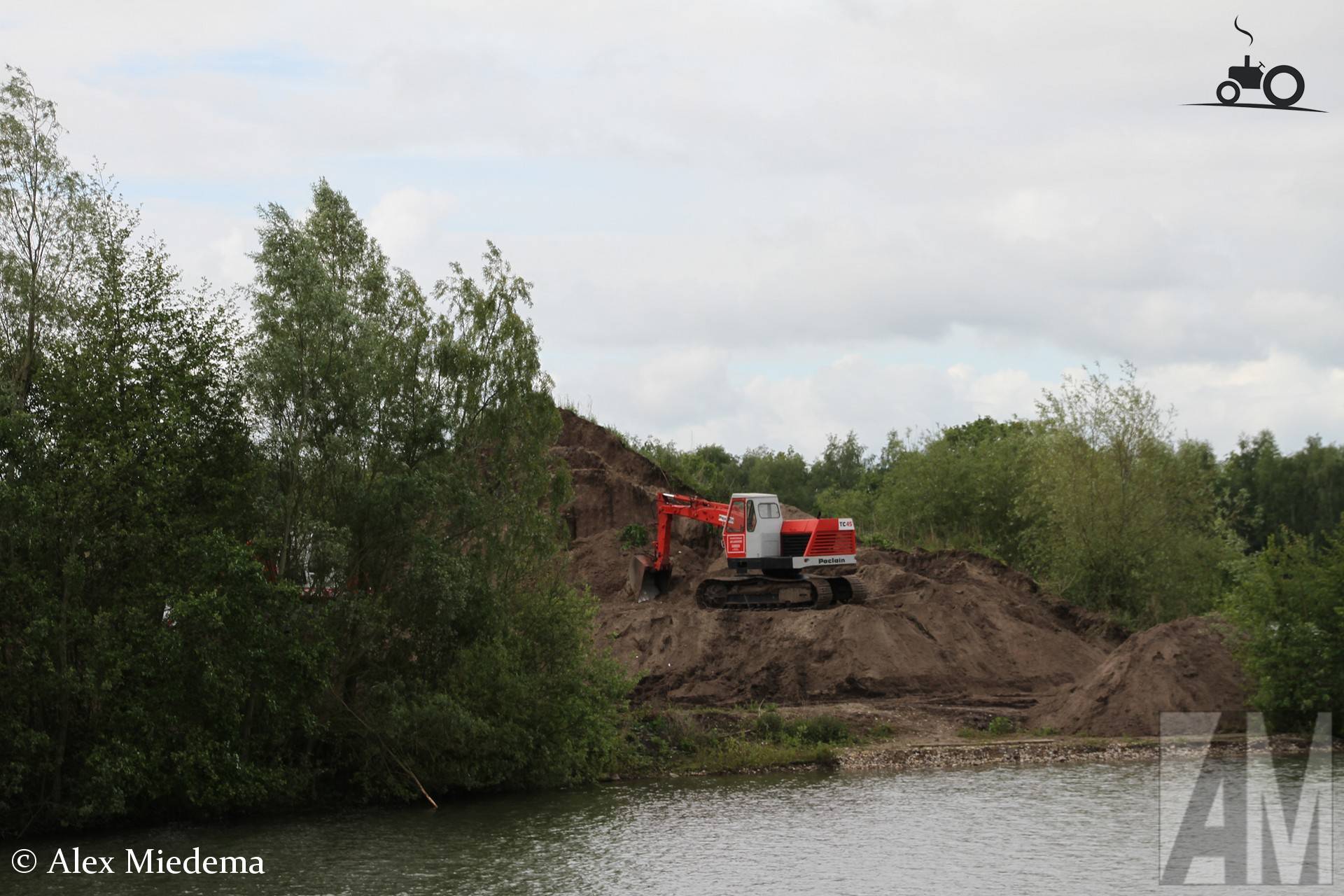 Poclain TC 45 graafmachine in Zandput De Dormelaar