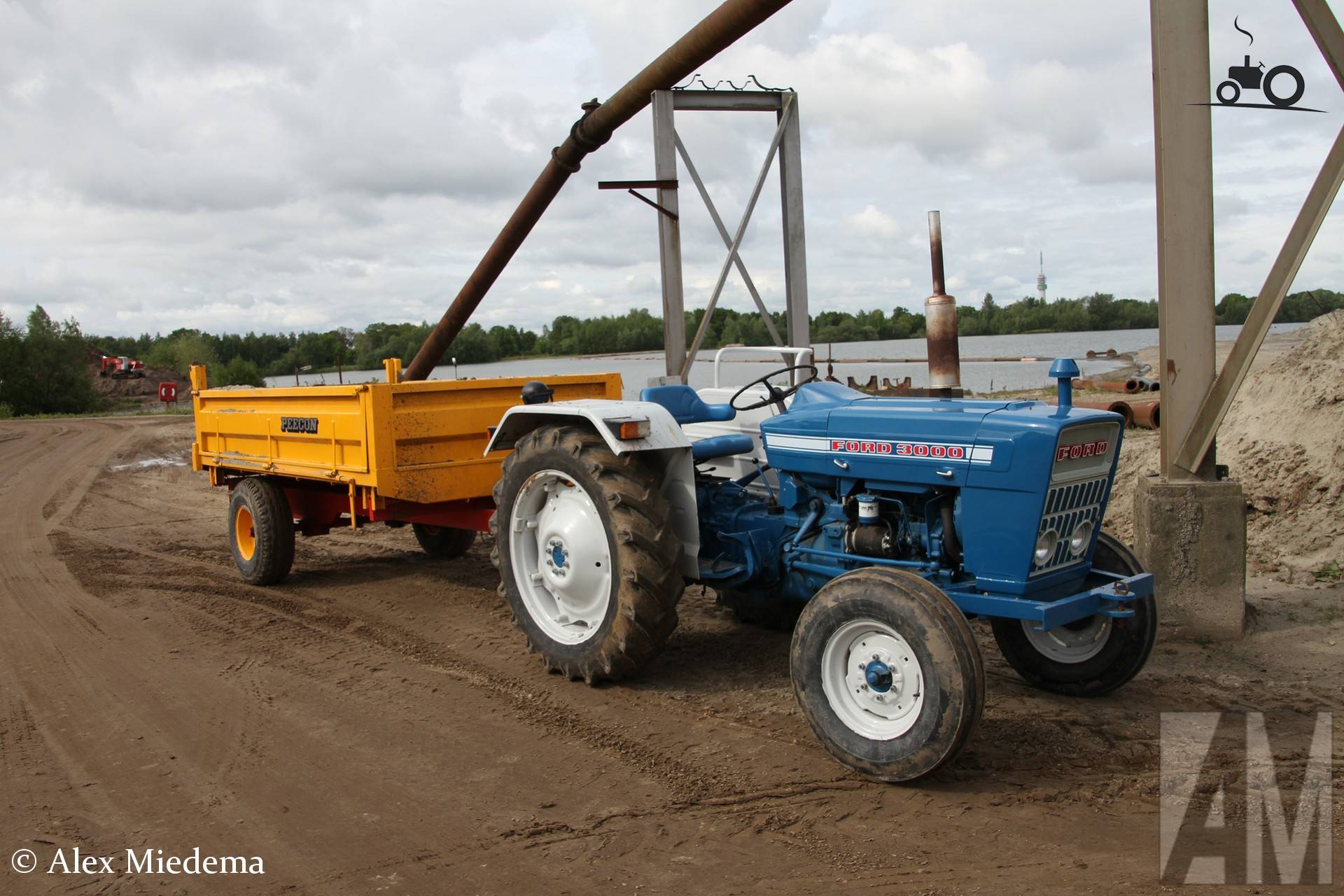 Ford 3000 en Peecon dumper bij Zandput De Dormelaar
