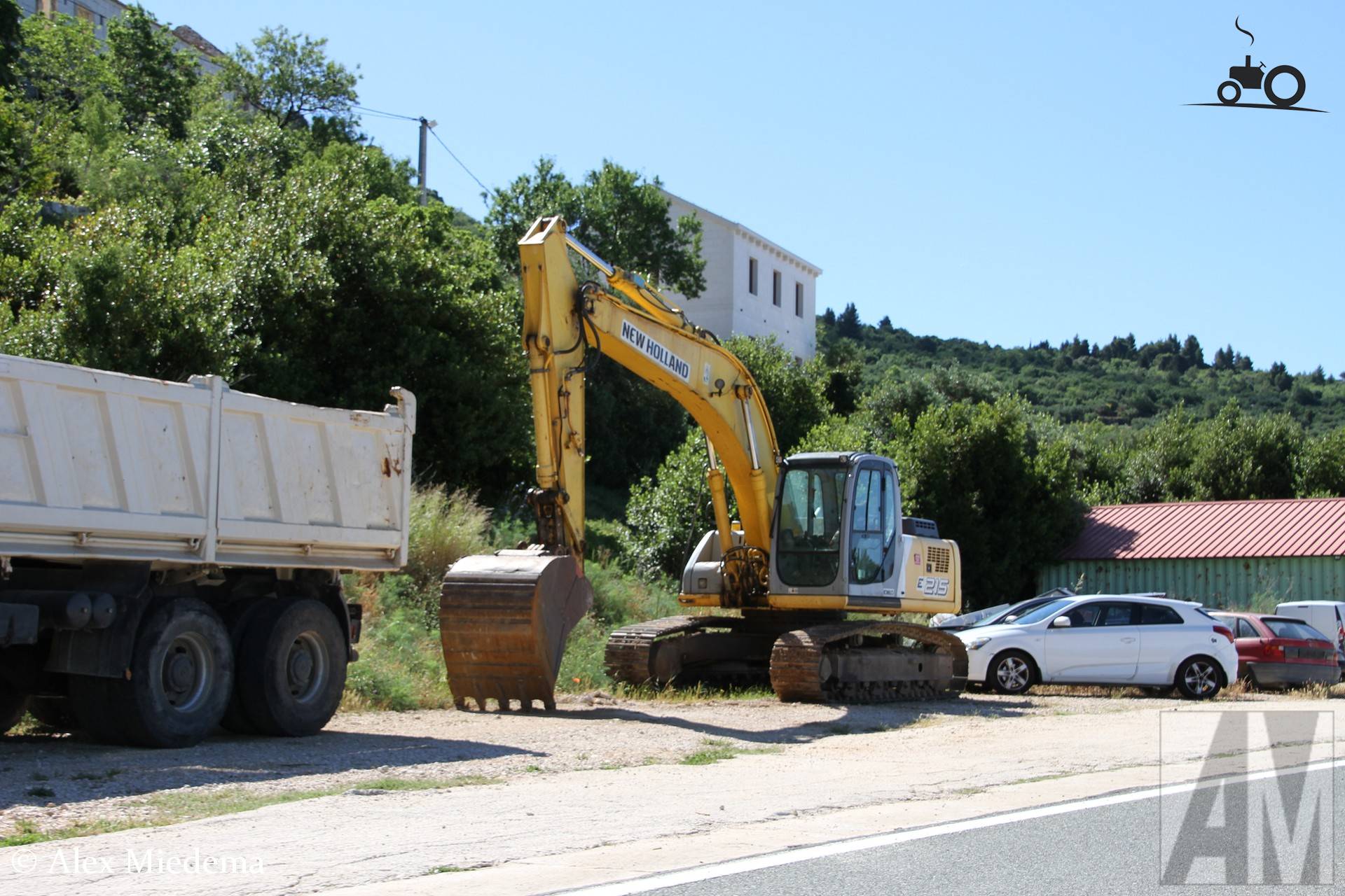 New Holland E215 graafmachine in Drašnice