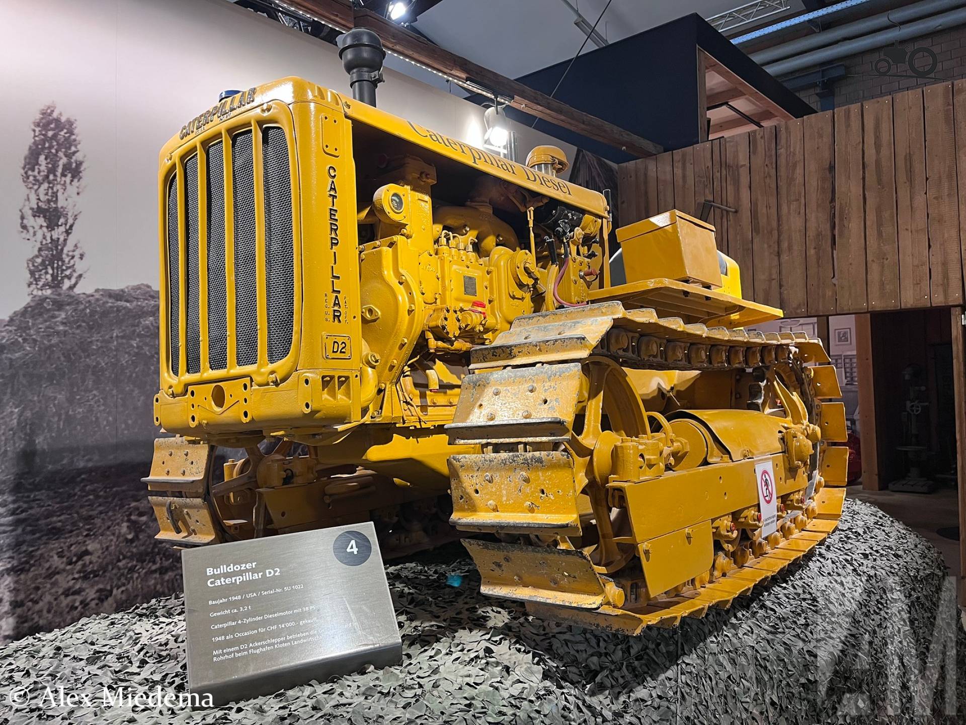 Caterpillar D2 landbouwtrekker uit 1948 in Zwitserland