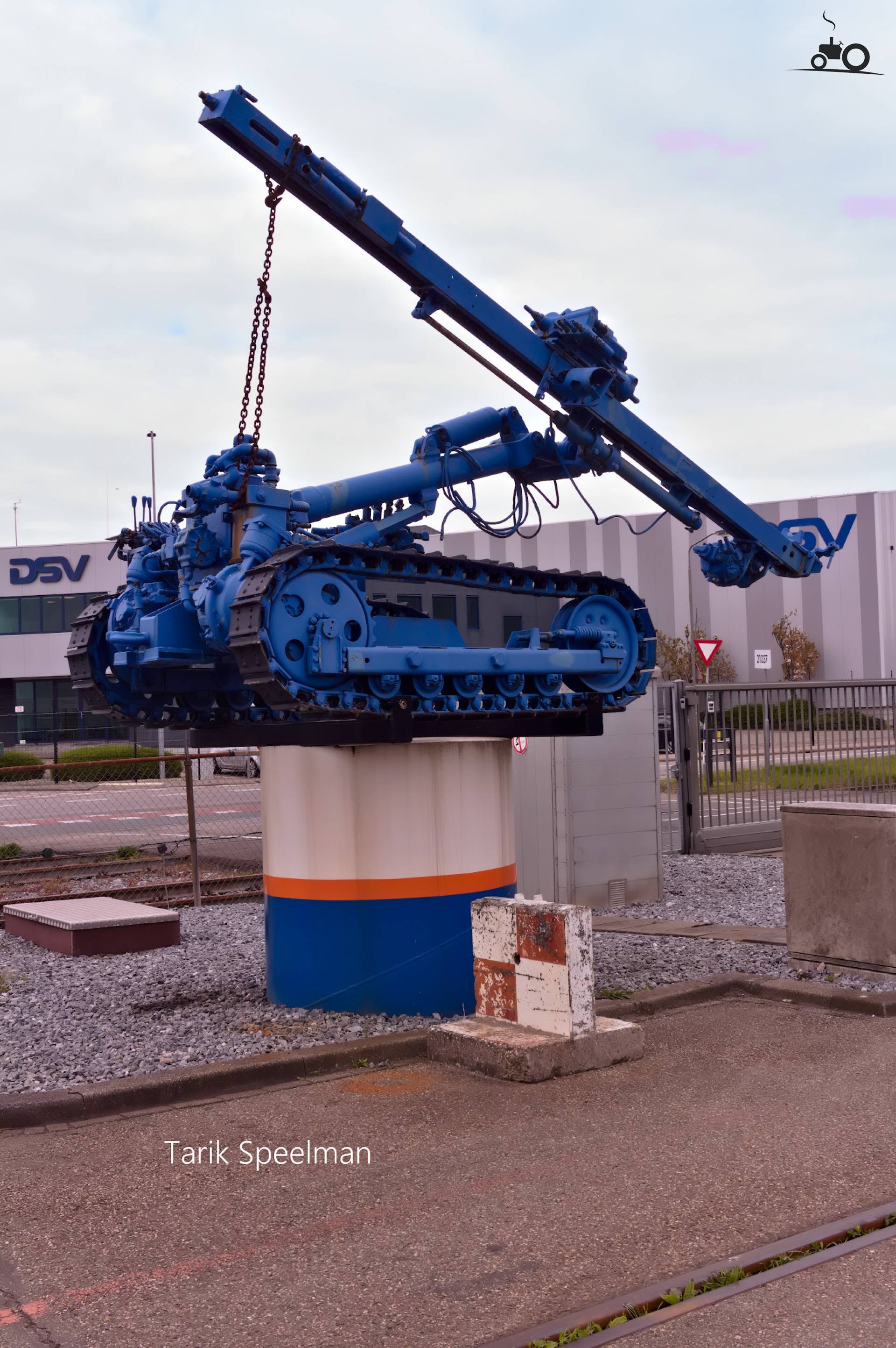 Machine bij ingang terrein VolkerWessels Dordrecht april 2026