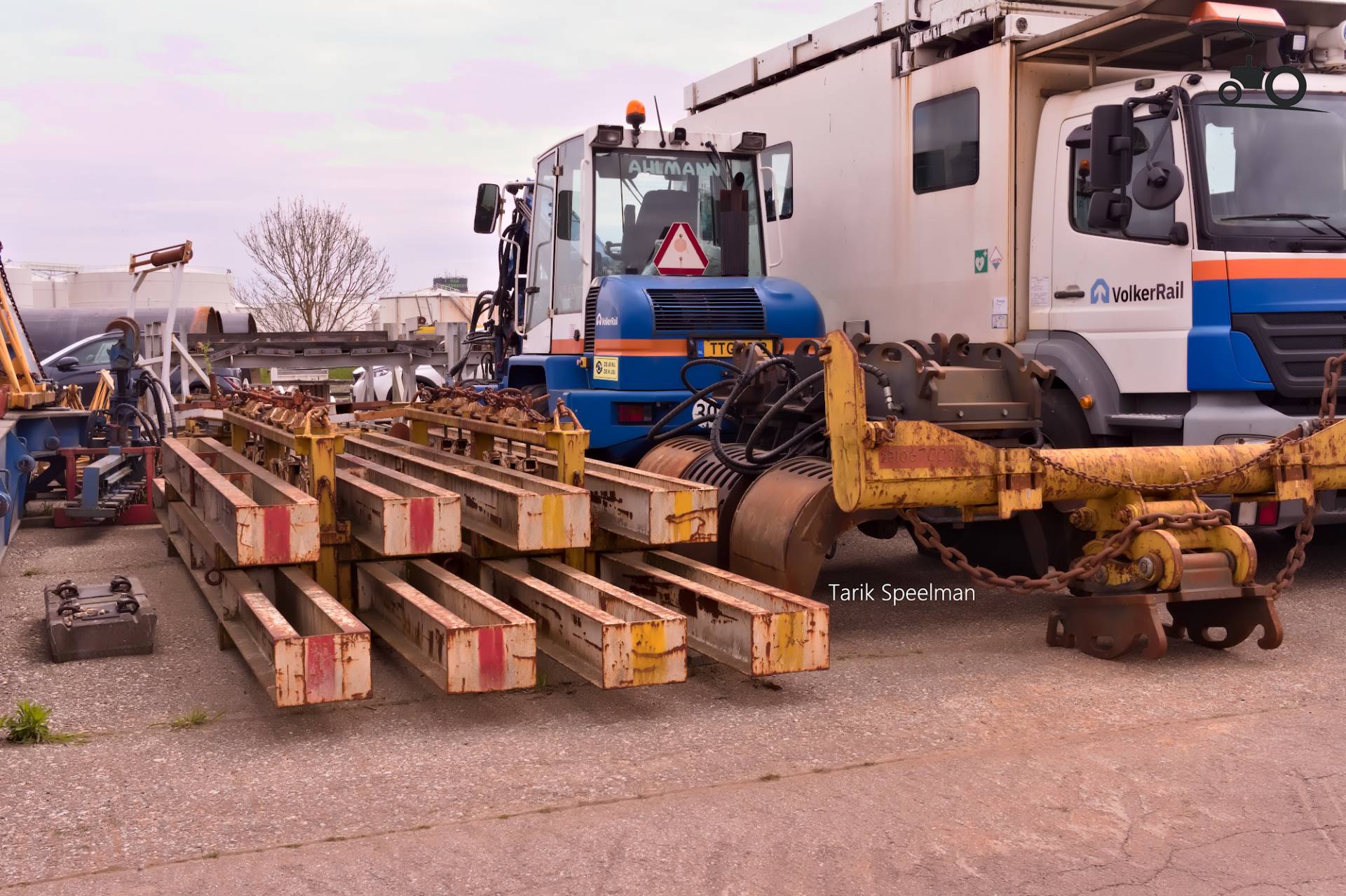 Ahlmann shovel bij Volker Rail Dordrecht