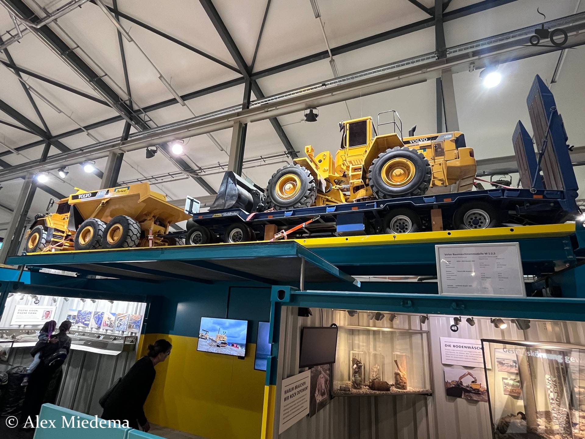 Volvo A40C, Volvo L220E en Goldhofer aanhangwagen in schaal 1:2,5