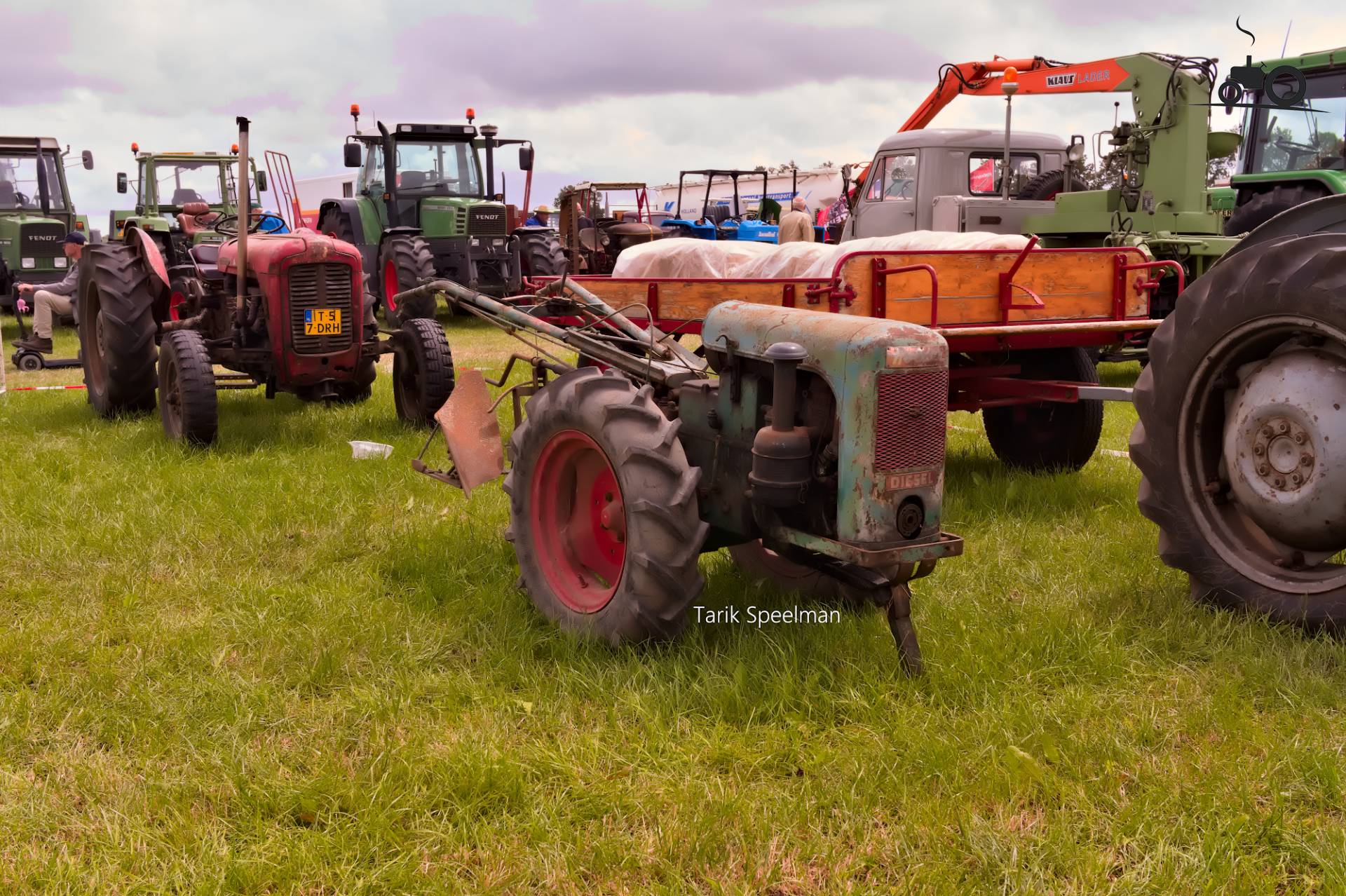 Holder en een Ferguson FE35 Tractor T-57-DRH in Hensbroek