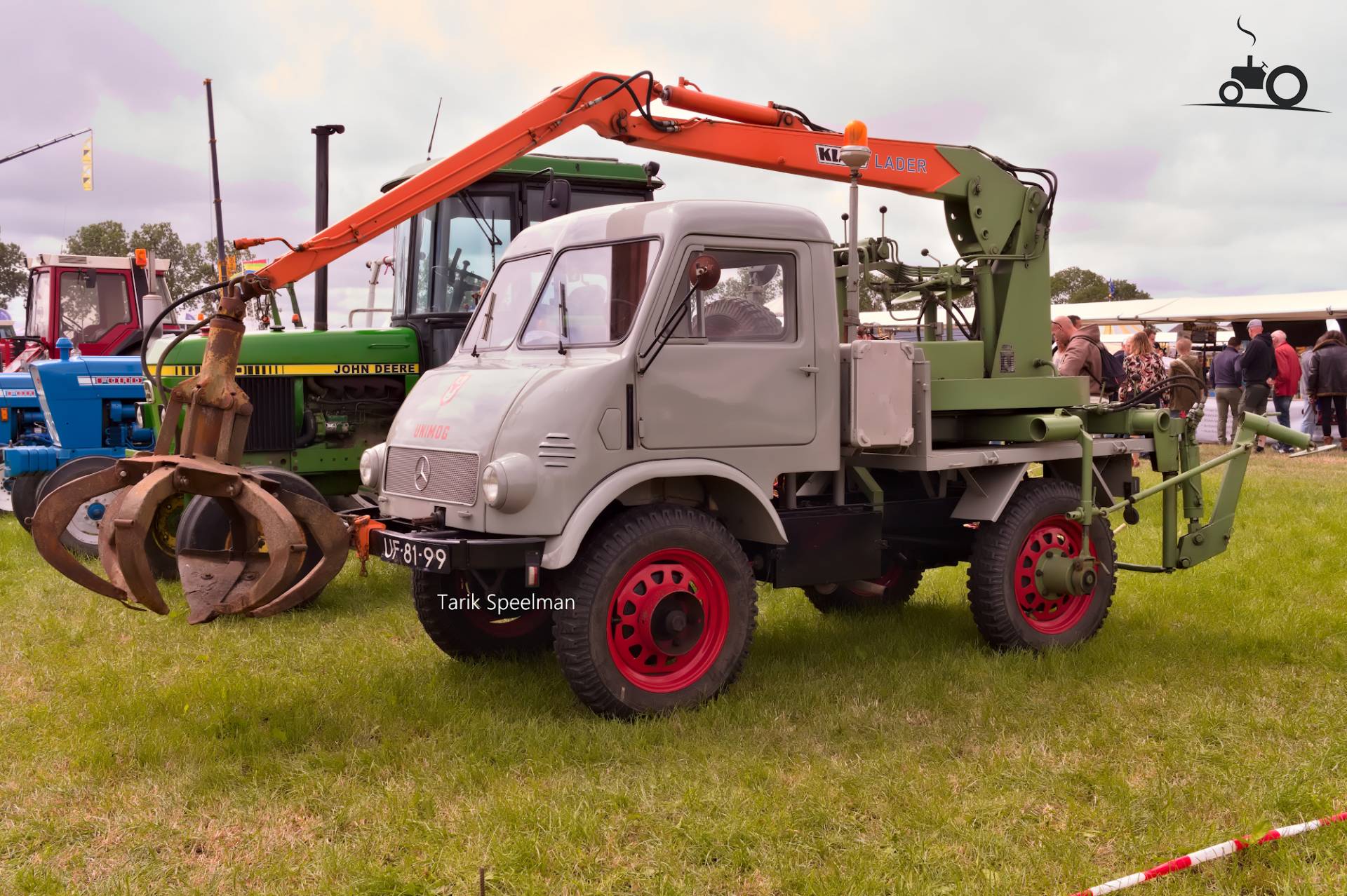 Unimog 402 met grijparm in Hensbroek