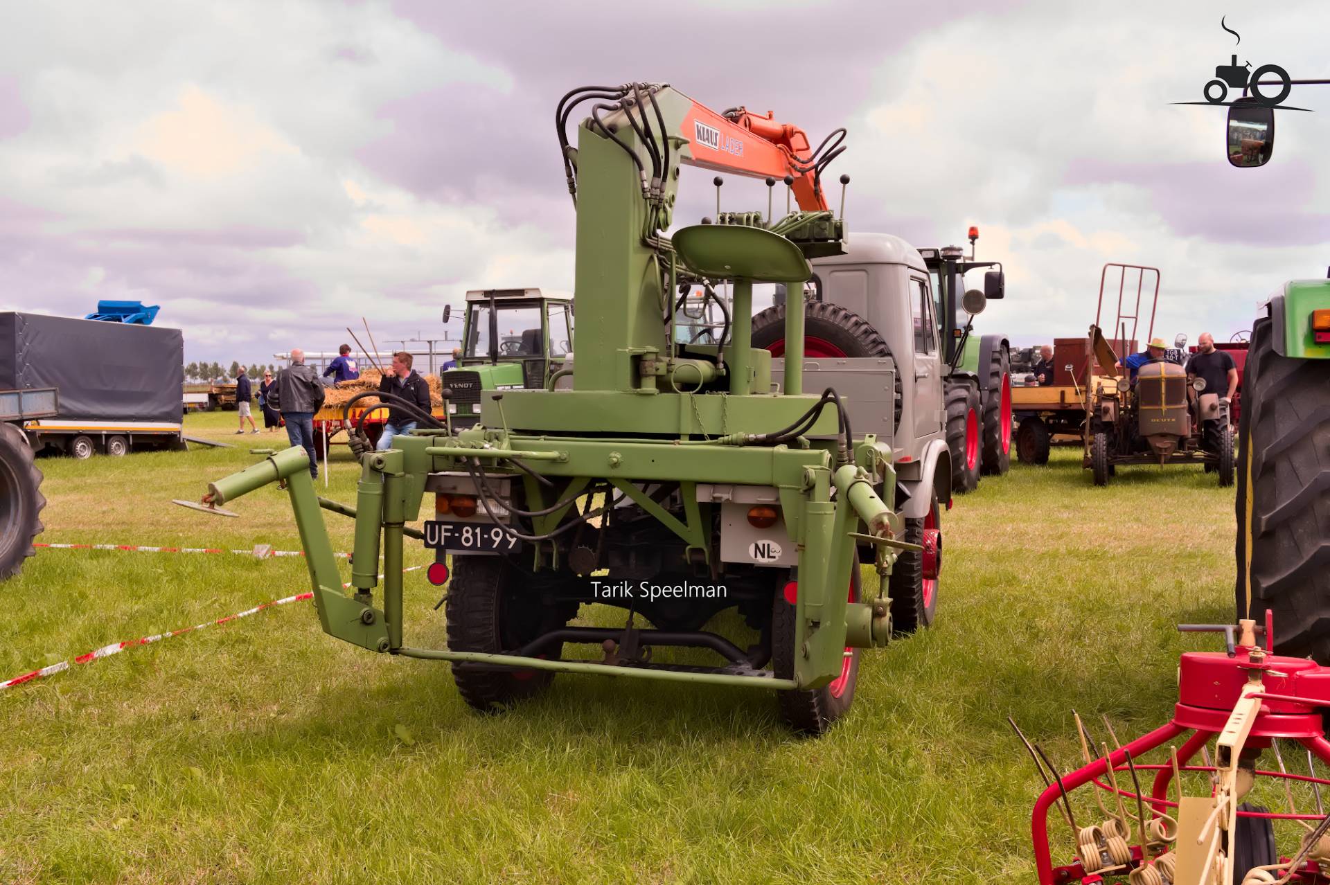 Unimog 402 met grijparm in Hensbroek