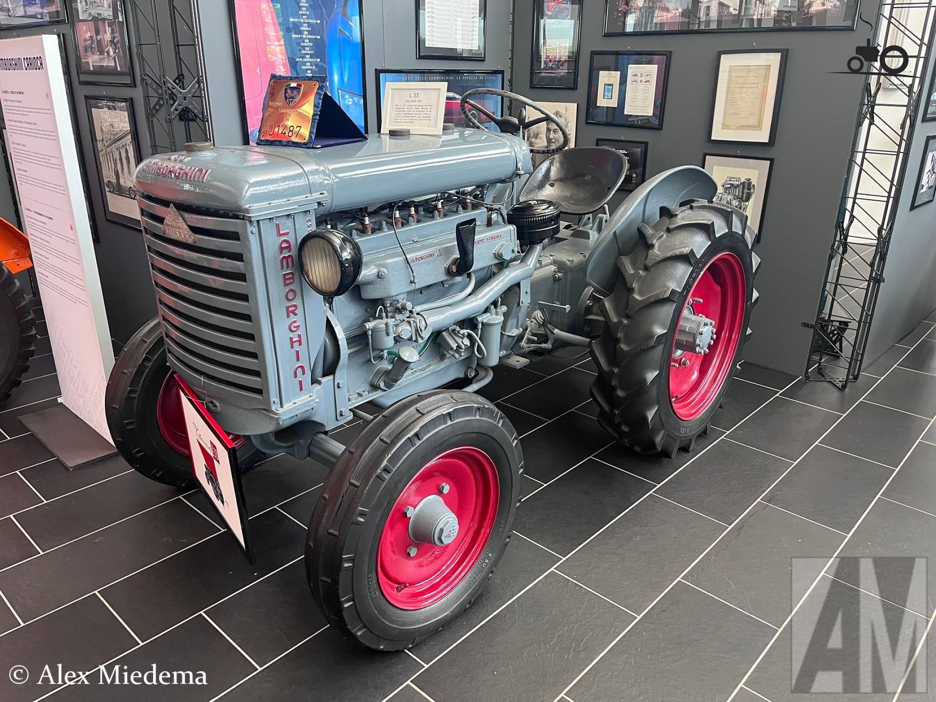 De L33 is het eerste Lamborghini model wat (op de Morris motor na) geheel zelf gebouwd is