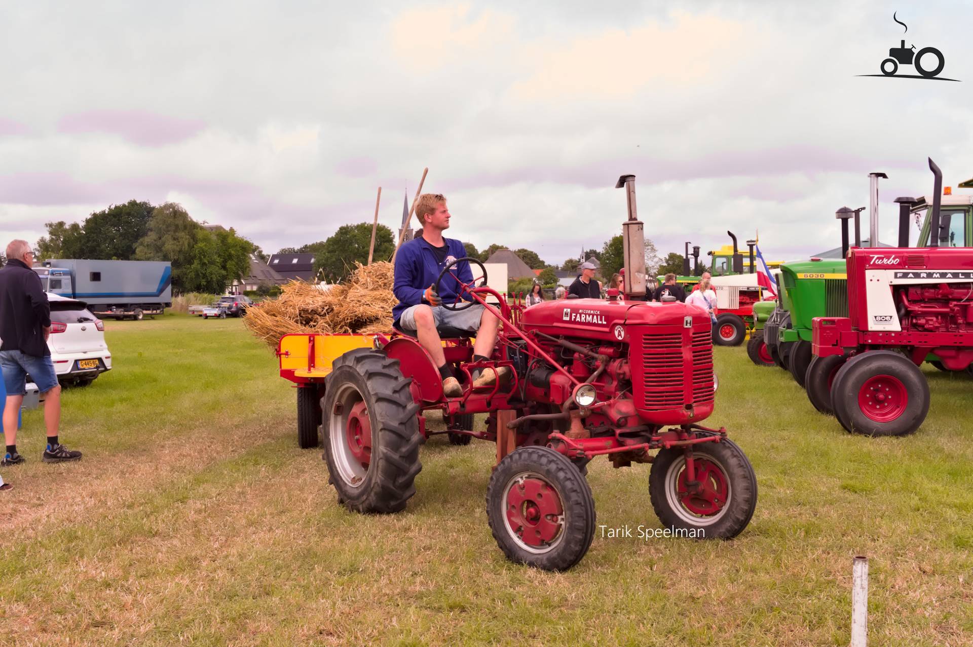 Farmall Super A trekker in Hensbroek
