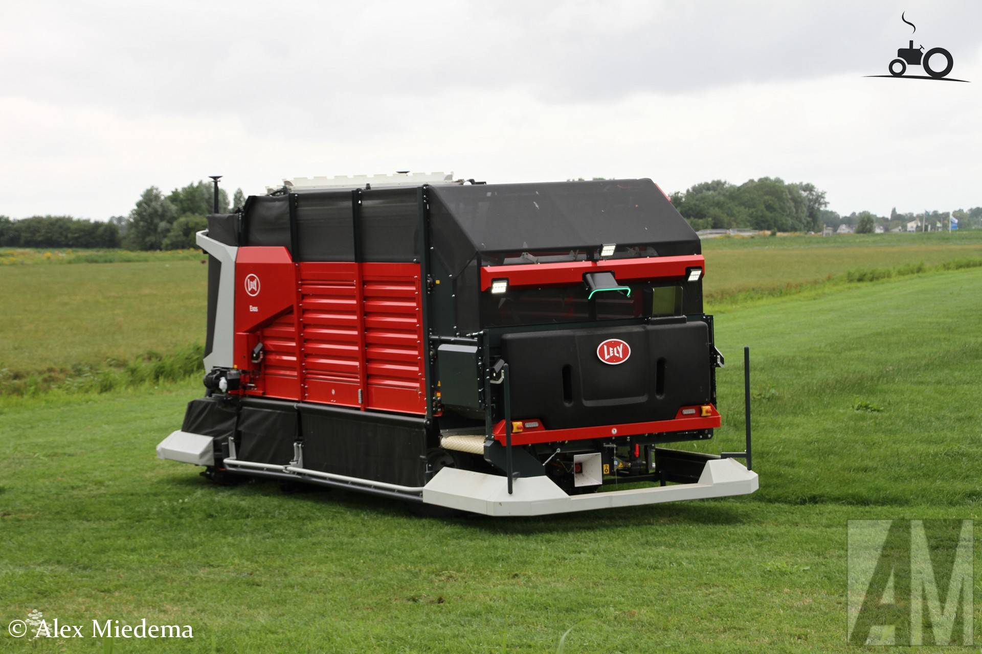 Lely Exos autonome grasmaaimachine in Sint Annaparochie