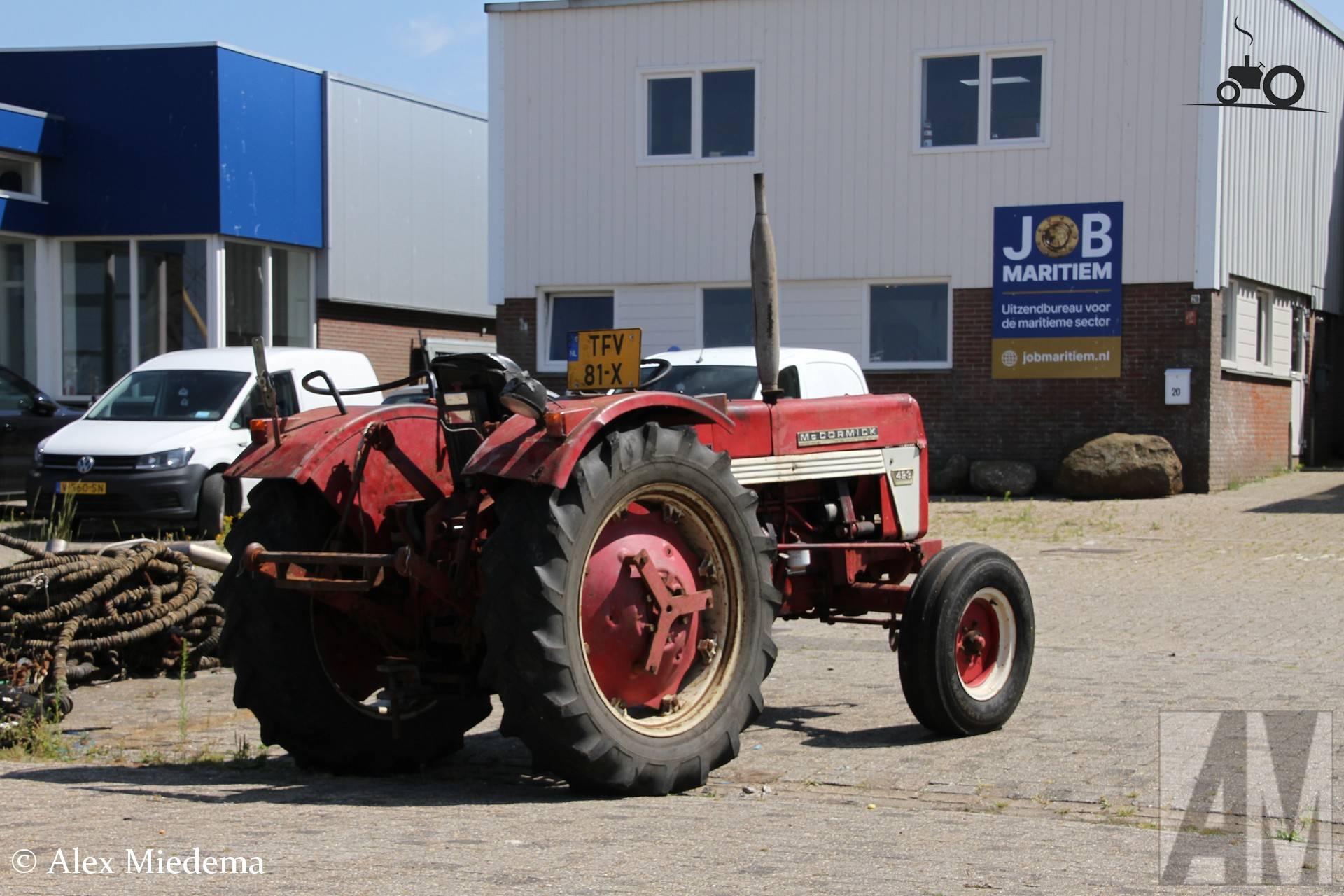 McCormick 423 tractor in visserijhaven Lauwersoog