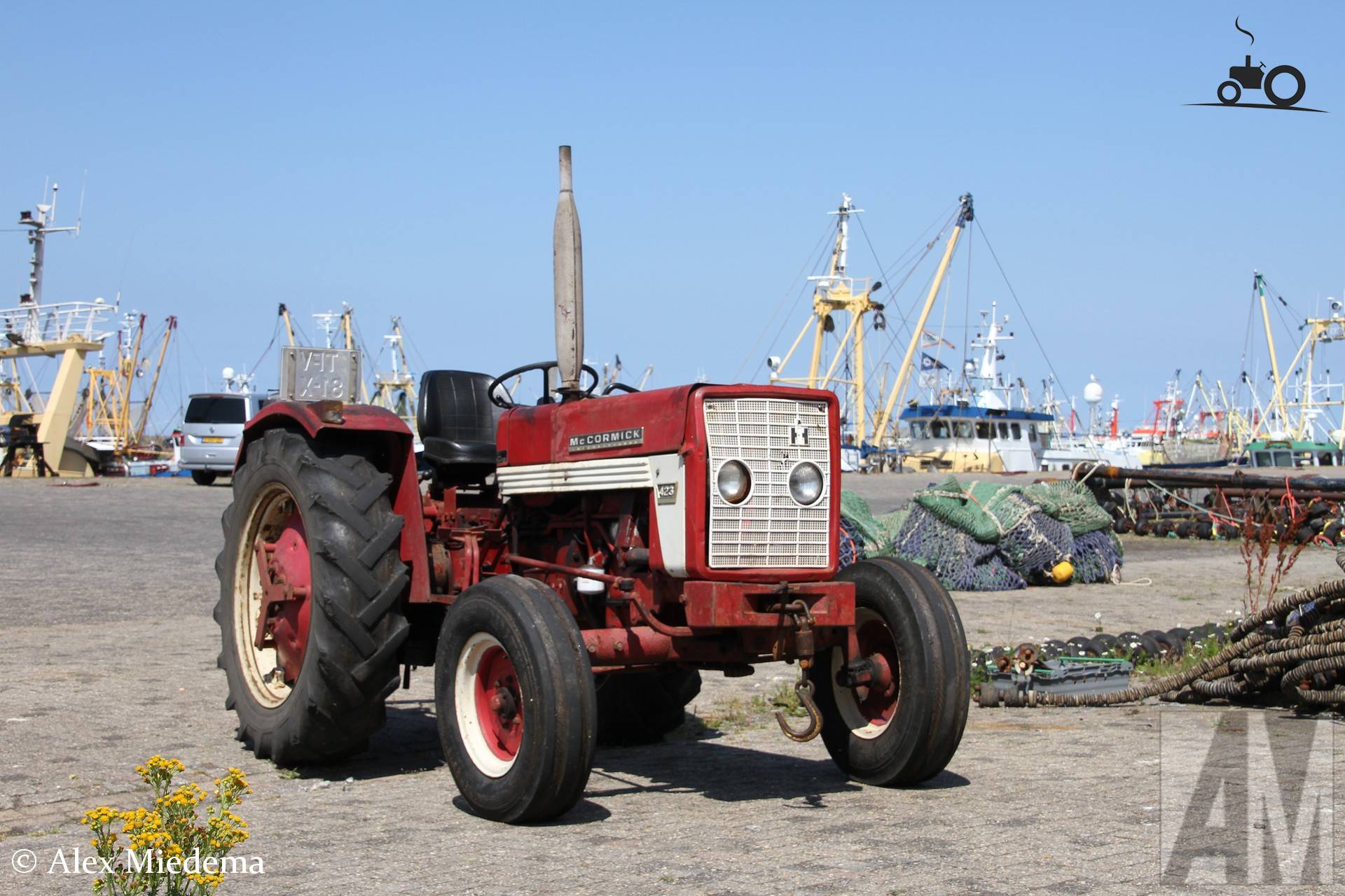 McCormick 423 tractor in Visserijhaven Lauwersoog