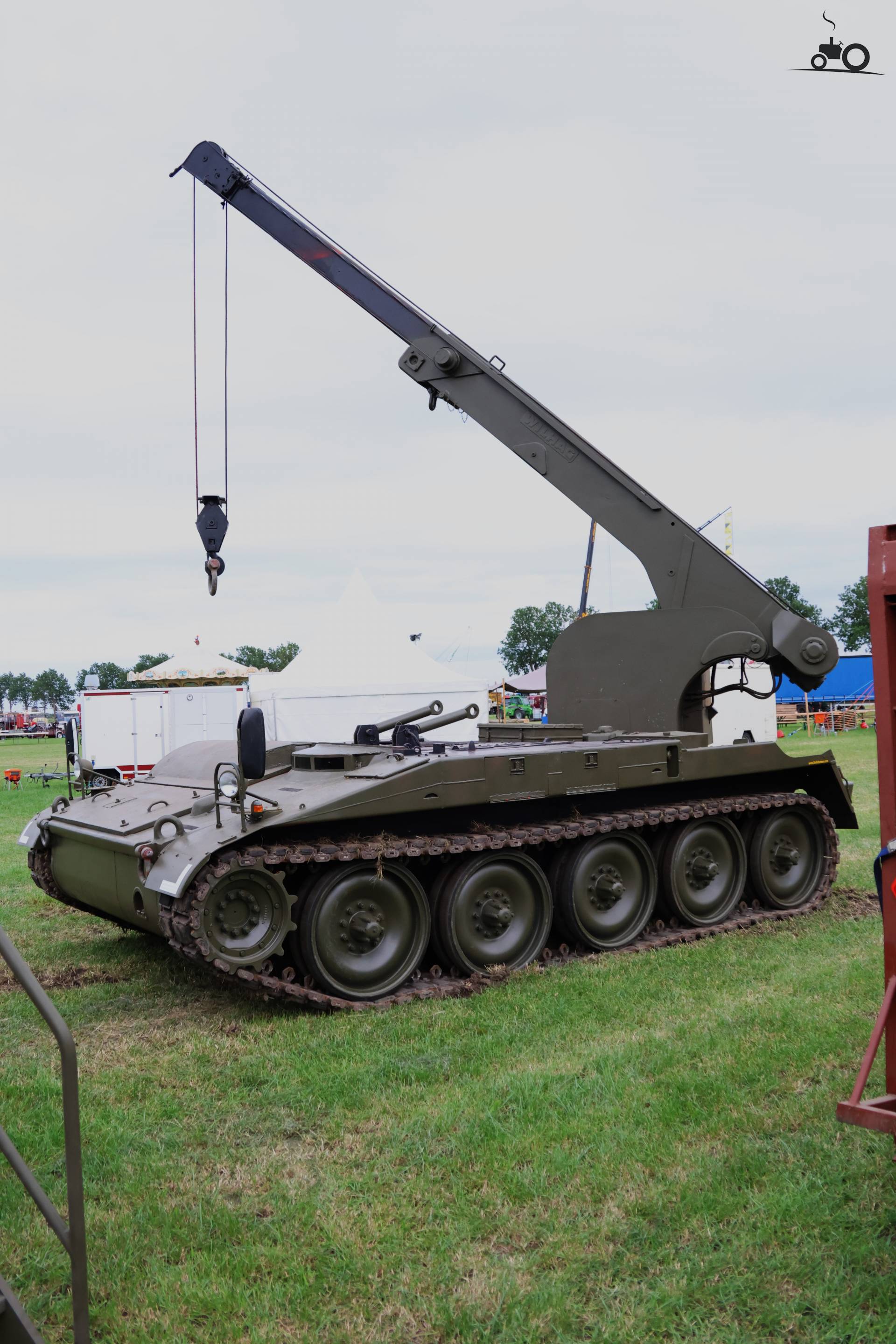 Wilhag kraan opbouwen bij historisch festival