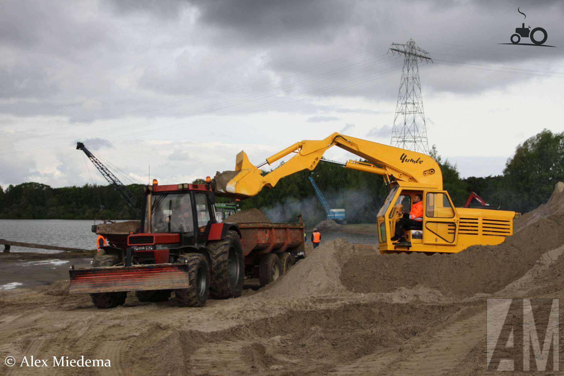 Yumbo graafmachine laadt de kar achter een Case International 956XL