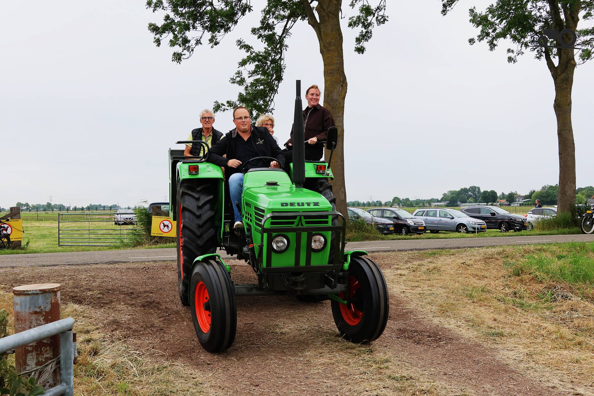 Deutz D5206 tractor op historisch festival