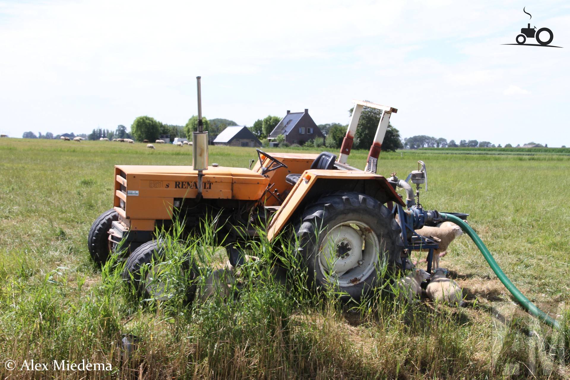 Renault 551s tractor in Minnertsga